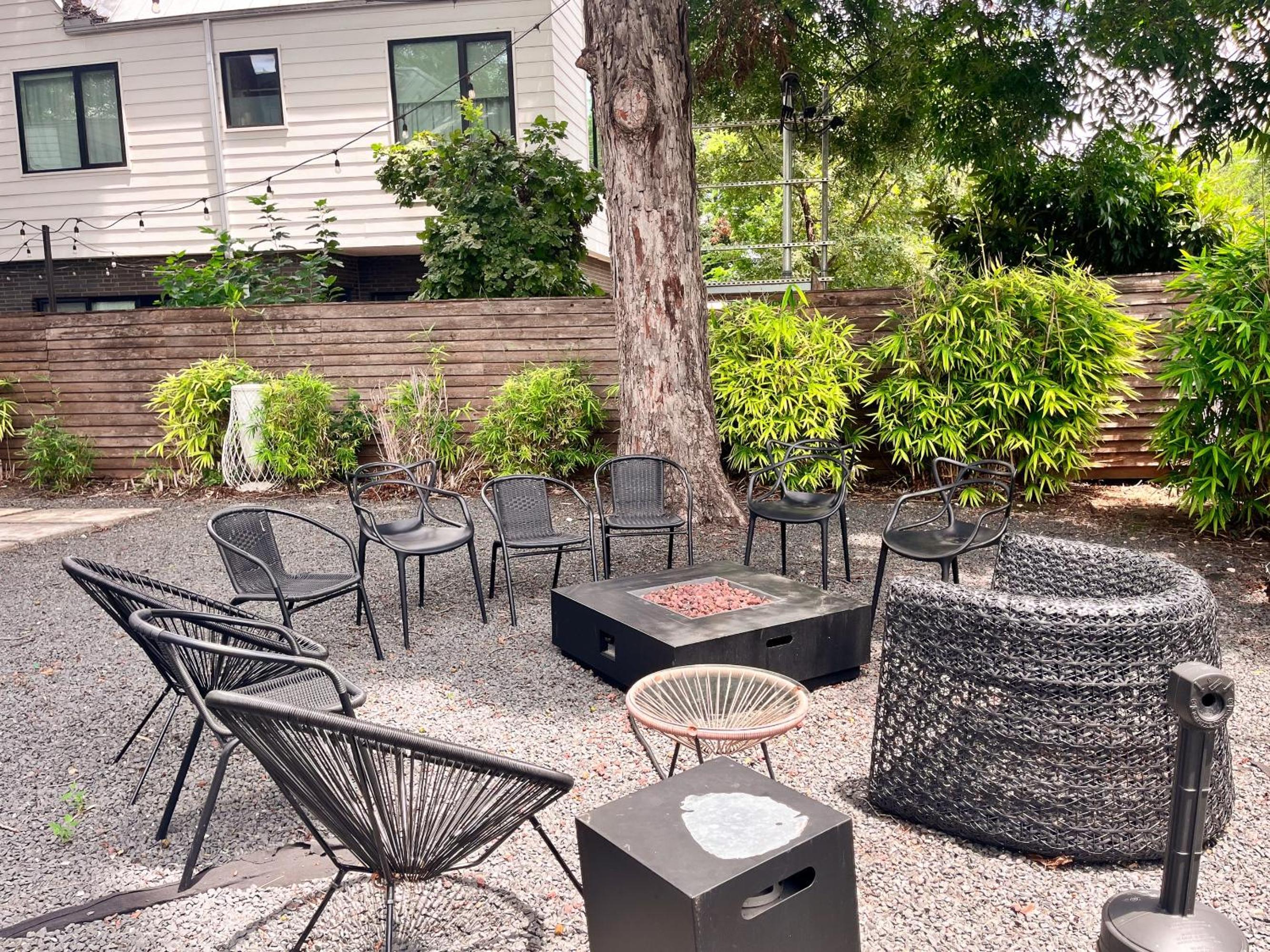 Austin Icon Group Mansion - 6min to Rainey Street