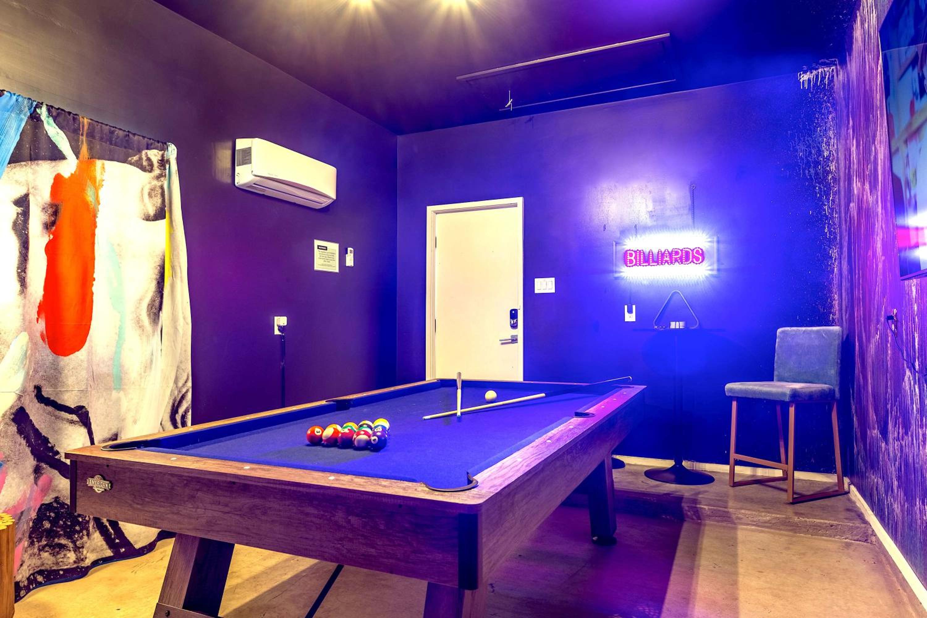 Austin Icon Group Mansion - 6min to Rainey Street