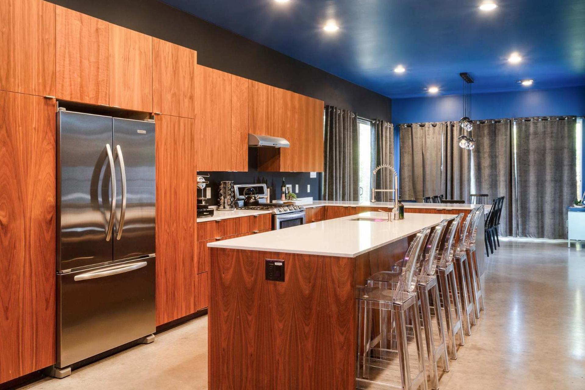 Austin Icon Group Mansion - 6min to Rainey Street