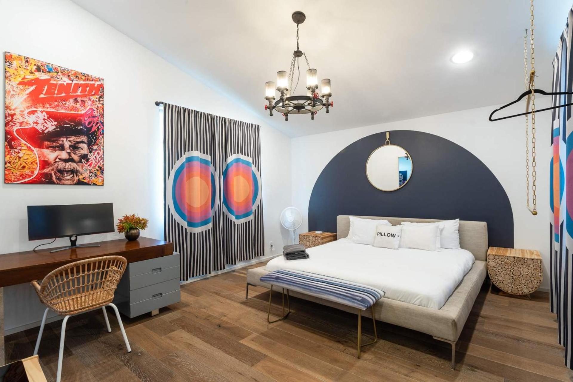 Austin Icon Group Mansion - 6min to Rainey Street