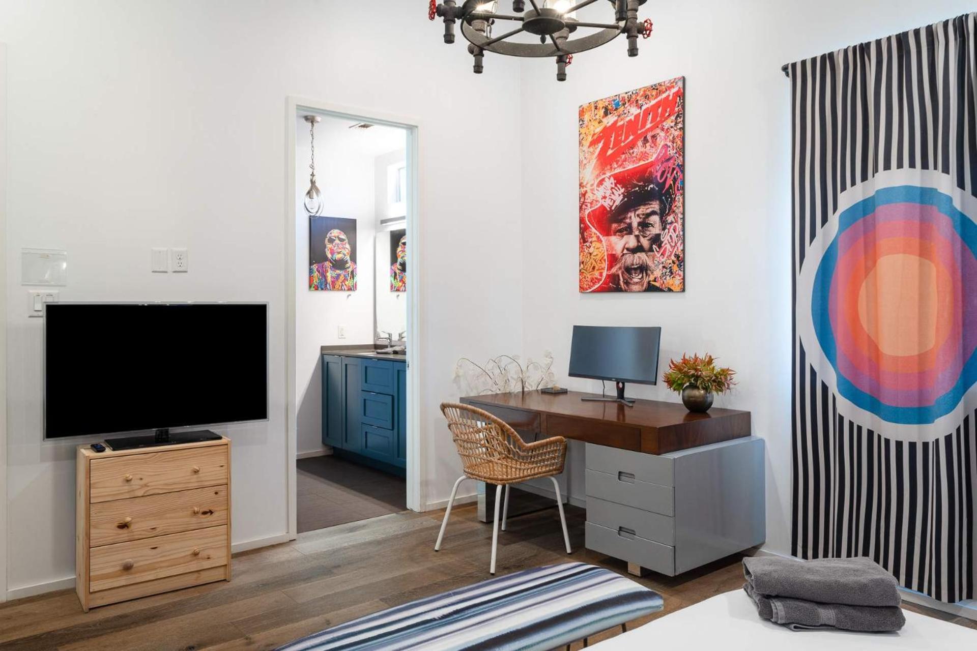 Austin Icon Group Mansion - 6min to Rainey Street