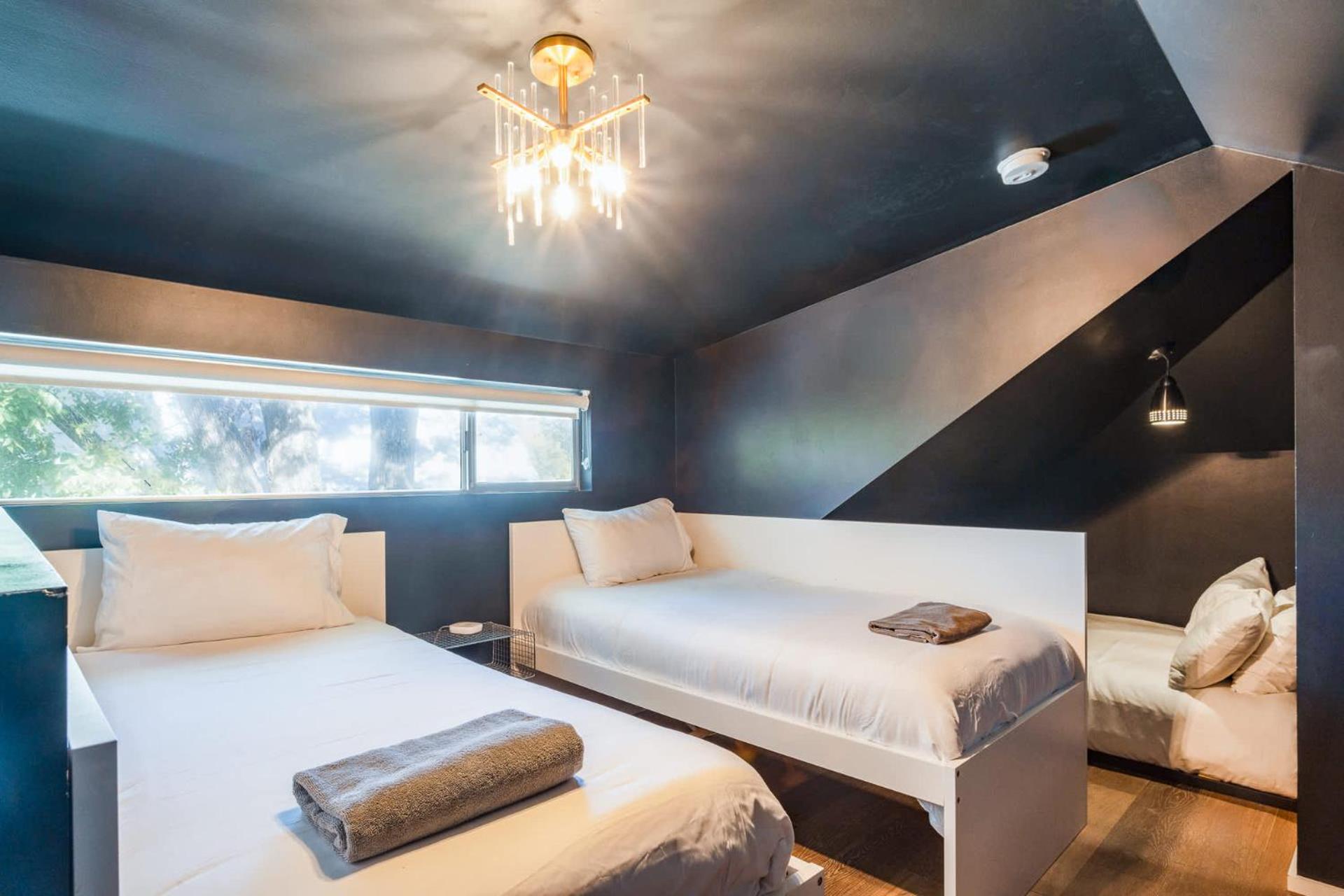 Austin Icon Group Mansion - 6min to Rainey Street