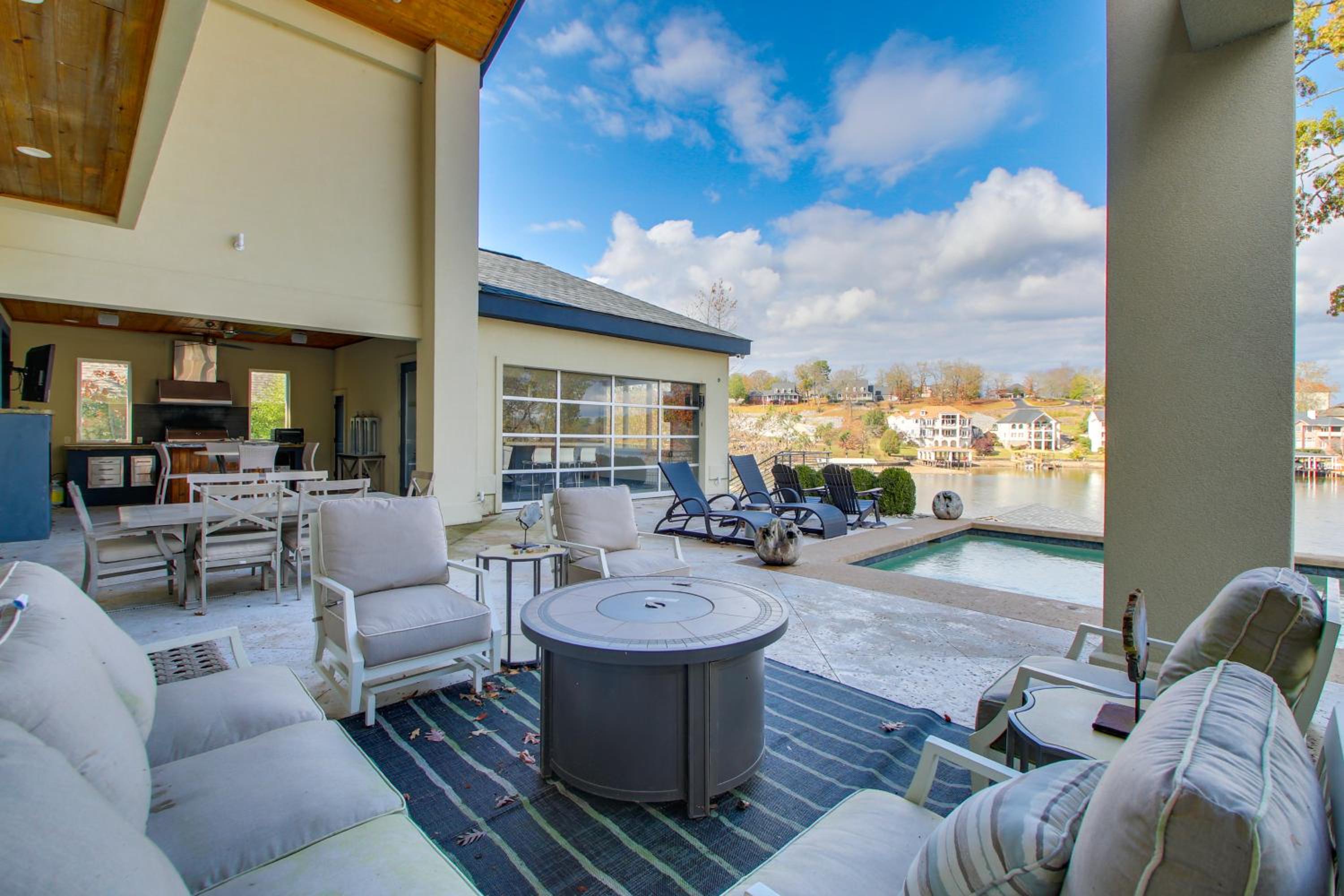 Private Pool and Slip Luxury Lake Hamilton Home!