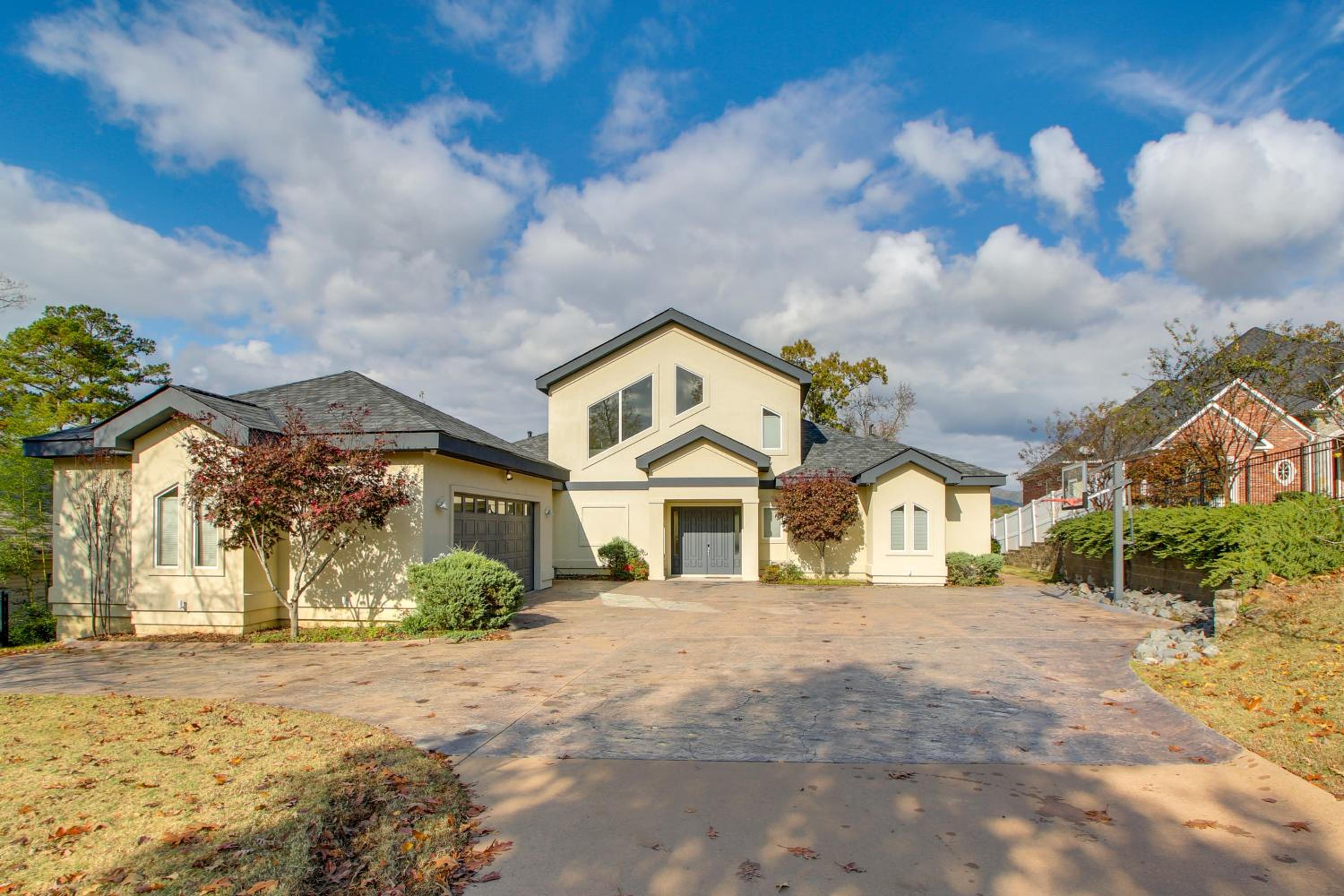 Private Pool and Slip Luxury Lake Hamilton Home!