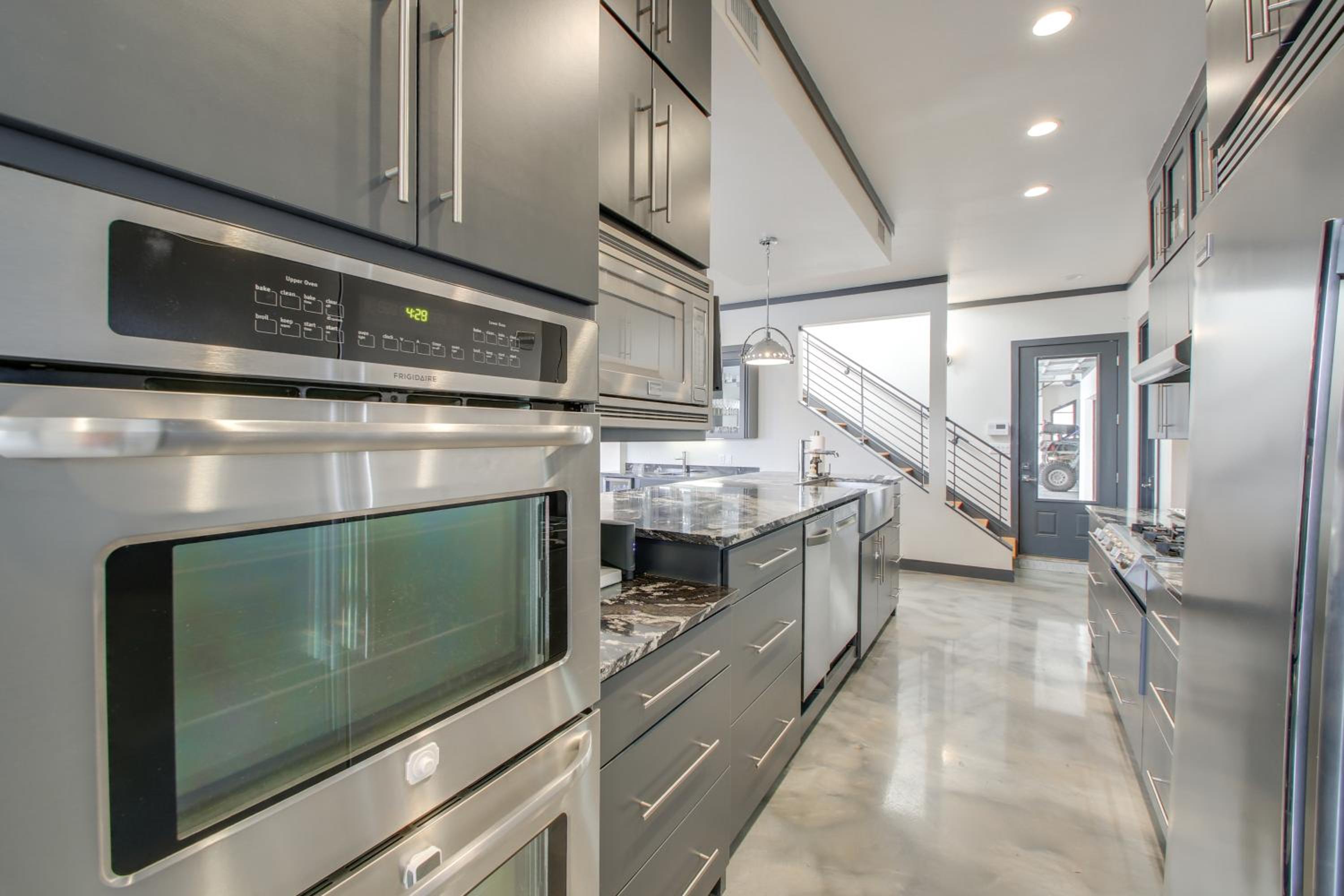 Private Pool and Slip Luxury Lake Hamilton Home!