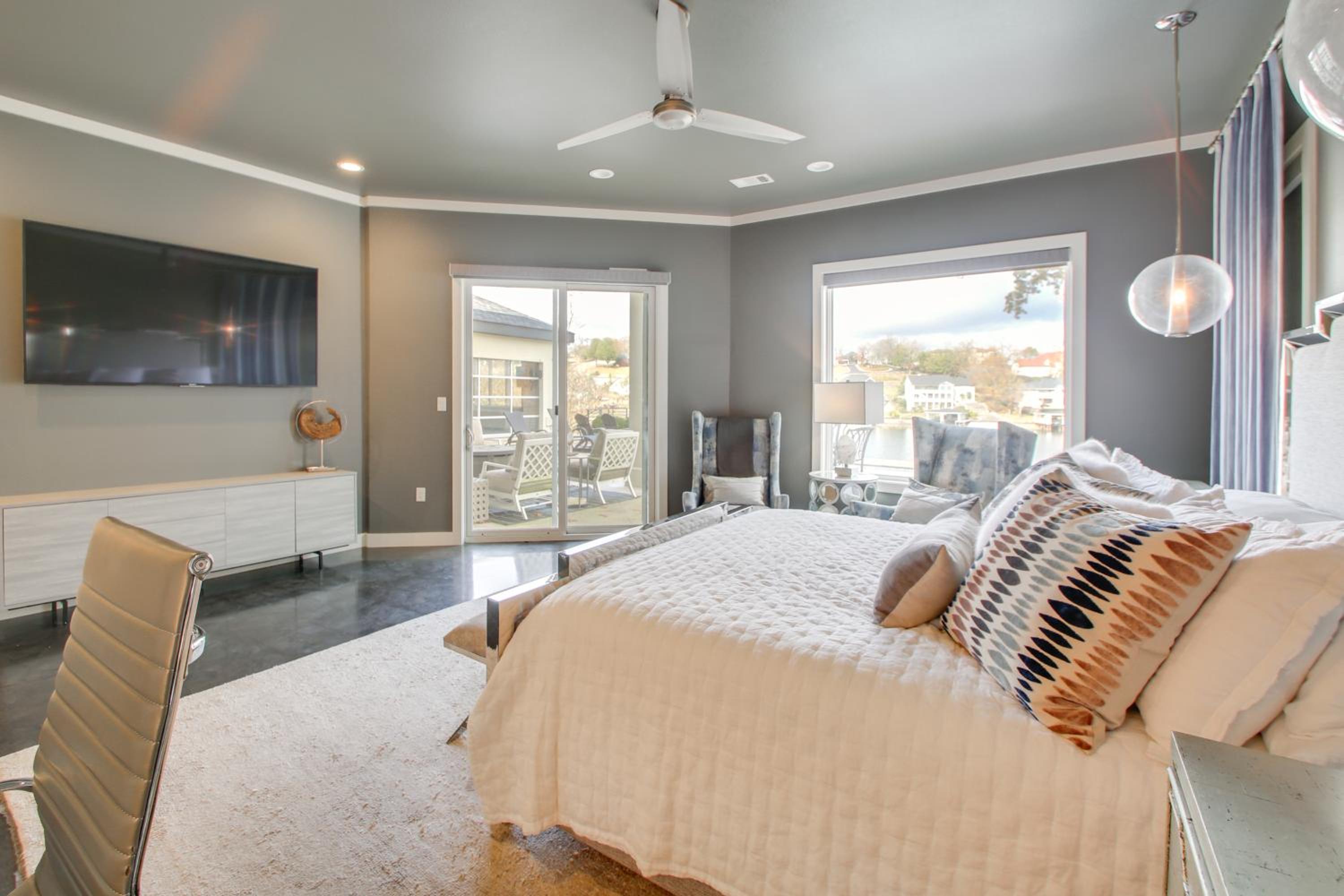 Private Pool and Slip Luxury Lake Hamilton Home!