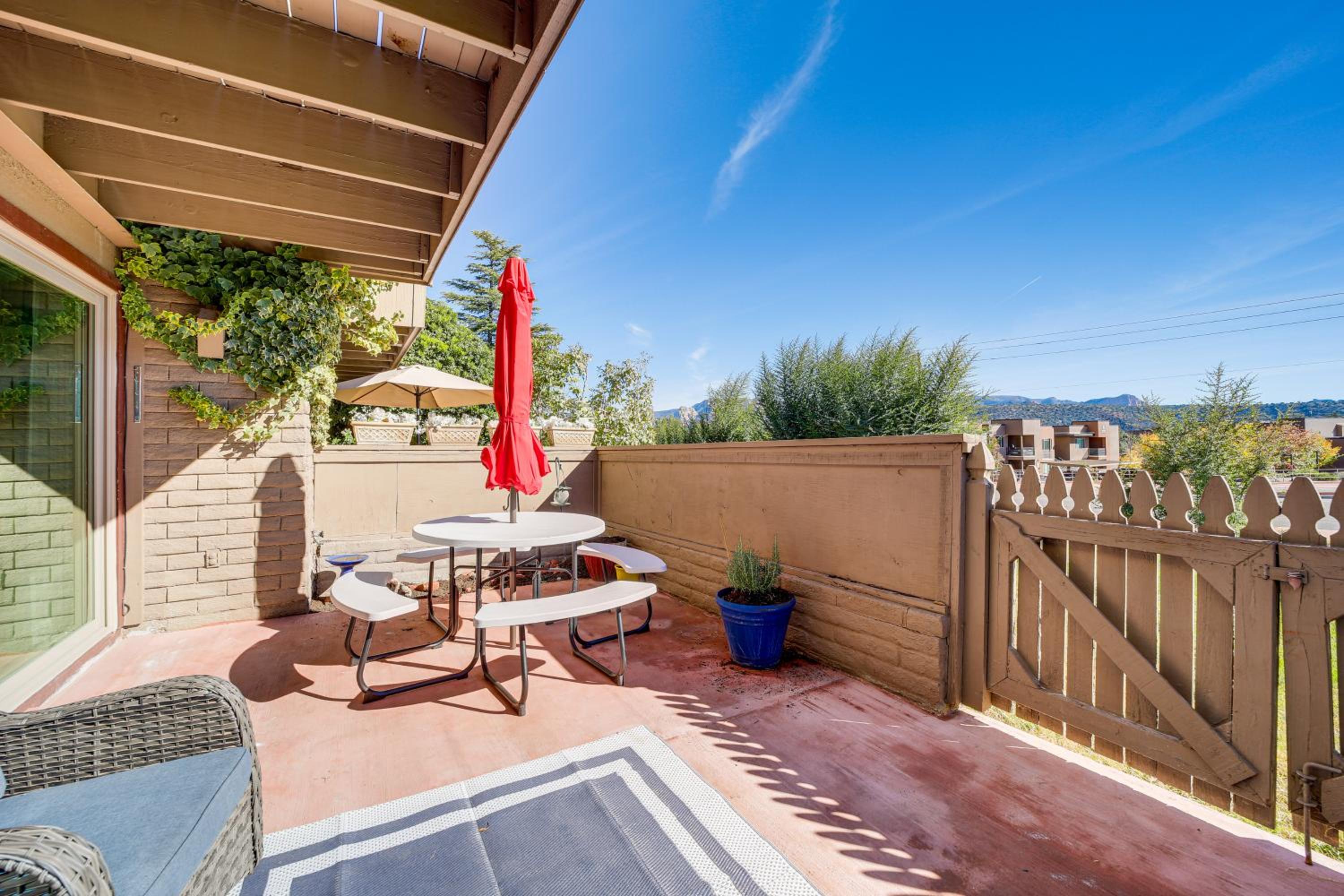 Red Rock Views, Near Trails and Eats in West Sedona