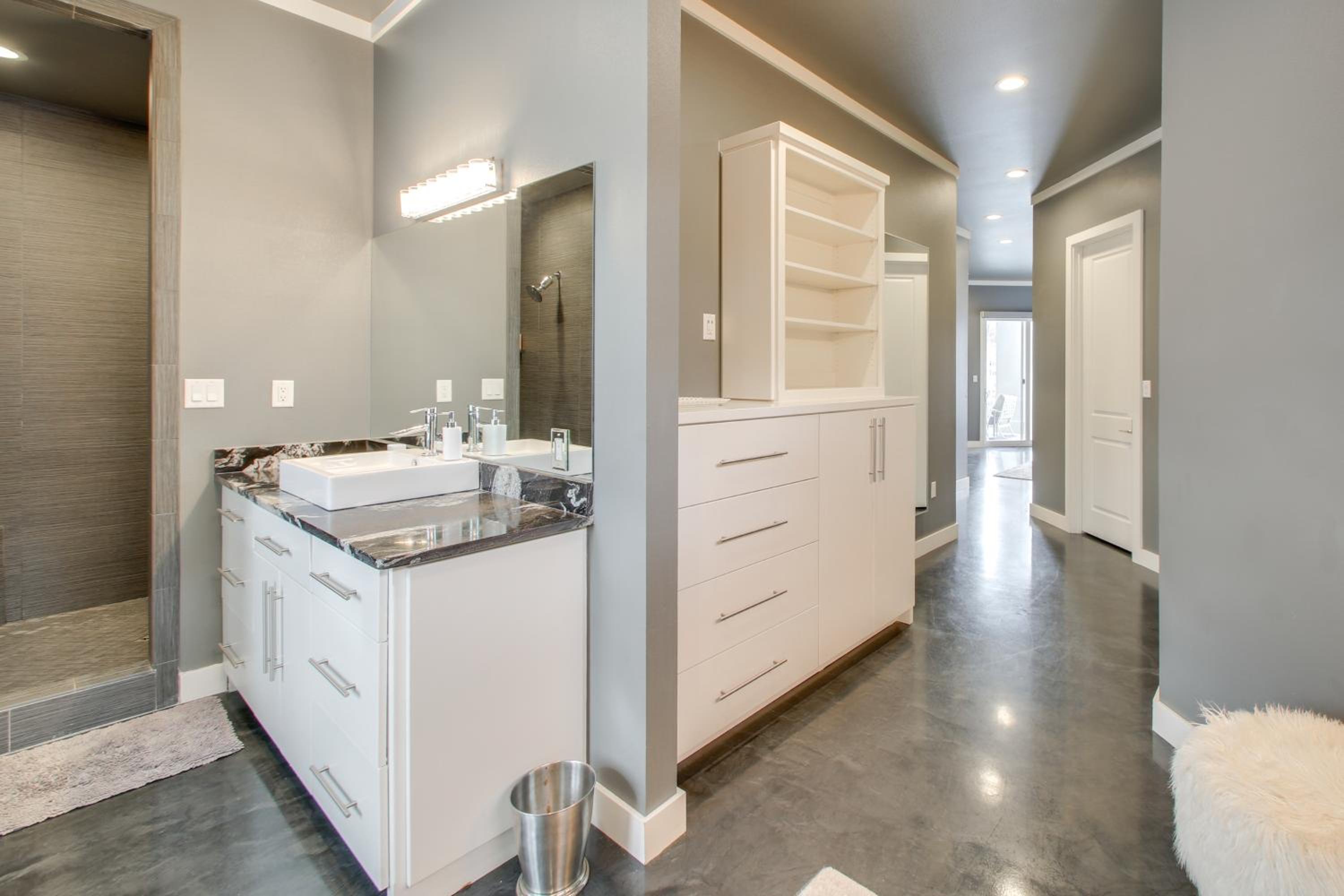 Private Pool and Slip Luxury Lake Hamilton Home!