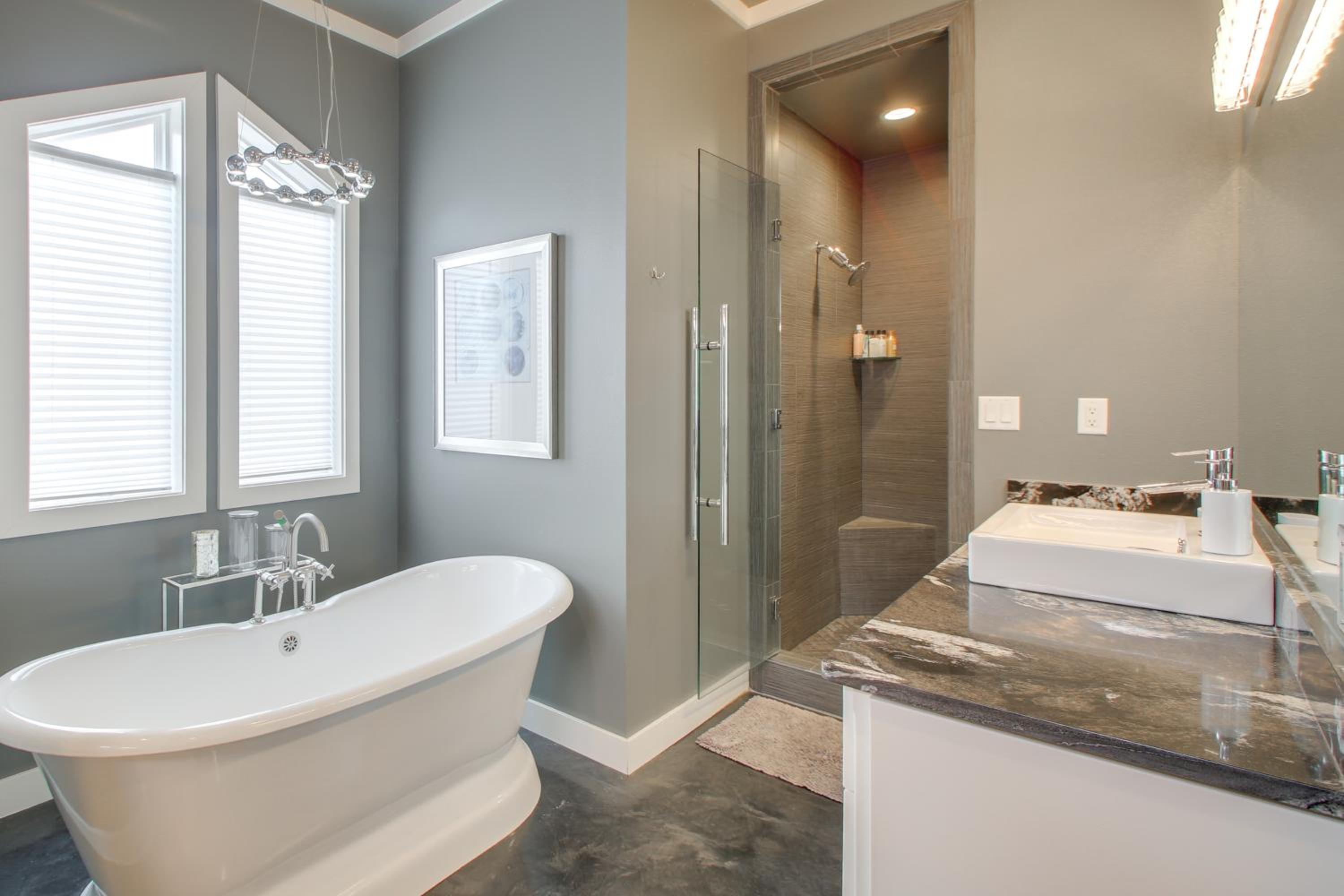 Private Pool and Slip Luxury Lake Hamilton Home!