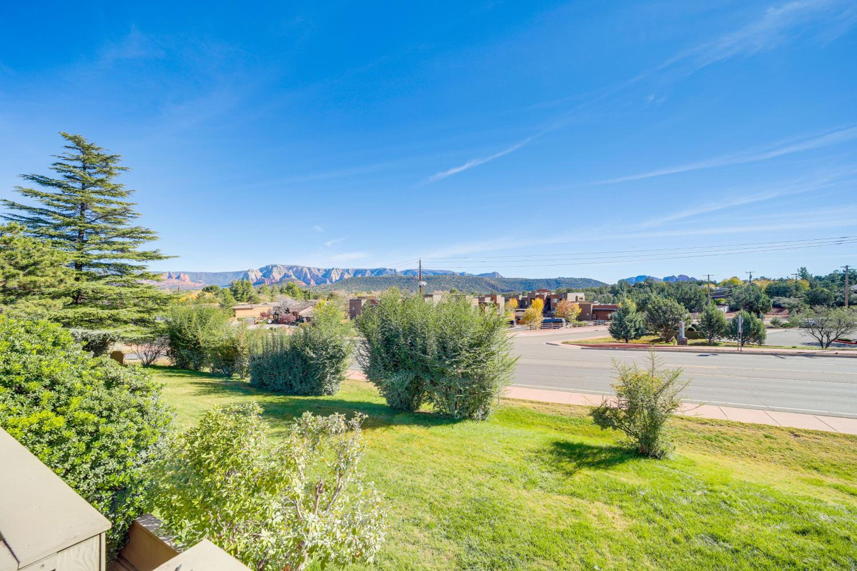 Red Rock Views, Near Trails and Eats in West Sedona