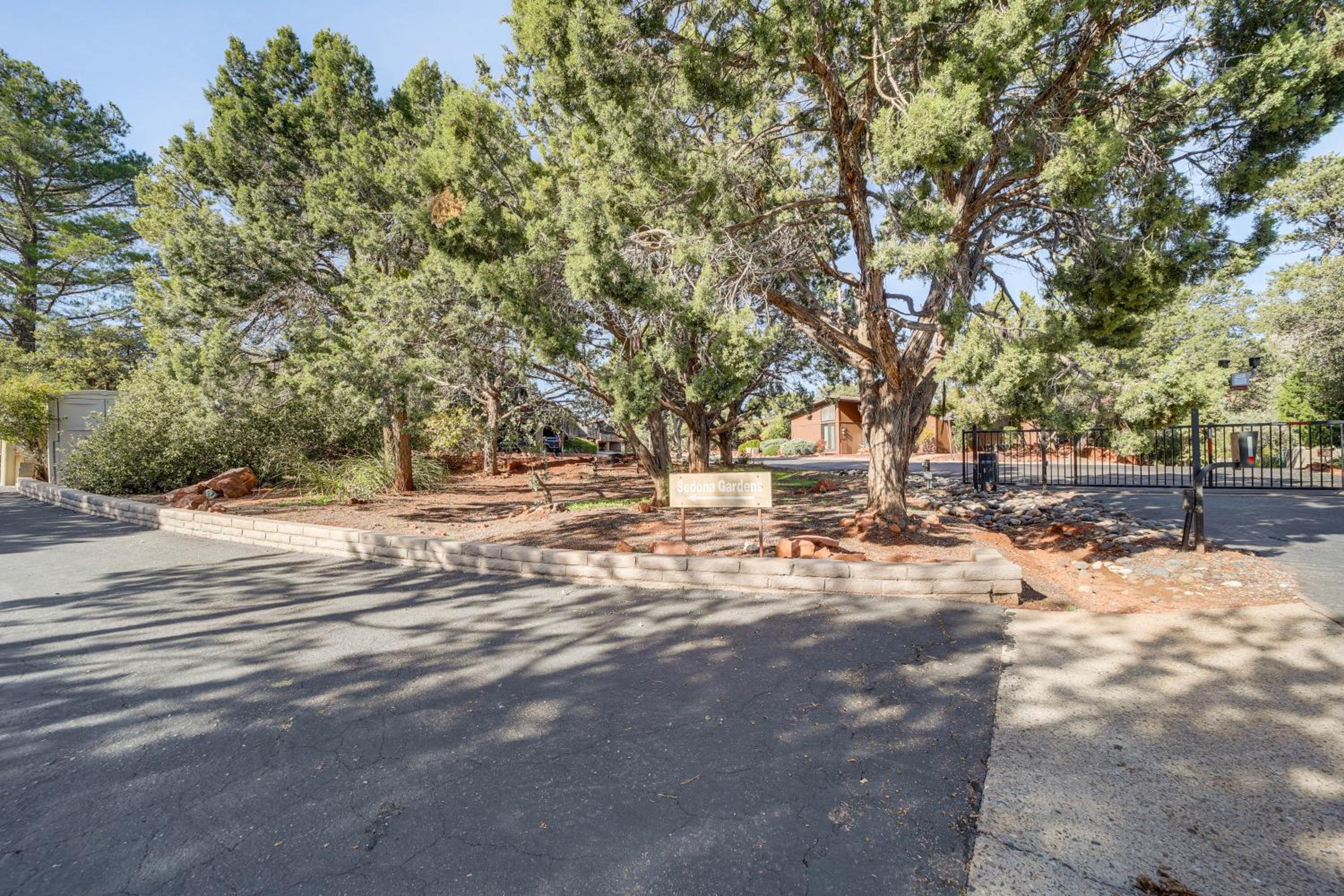 Red Rock Views, Near Trails and Eats in West Sedona