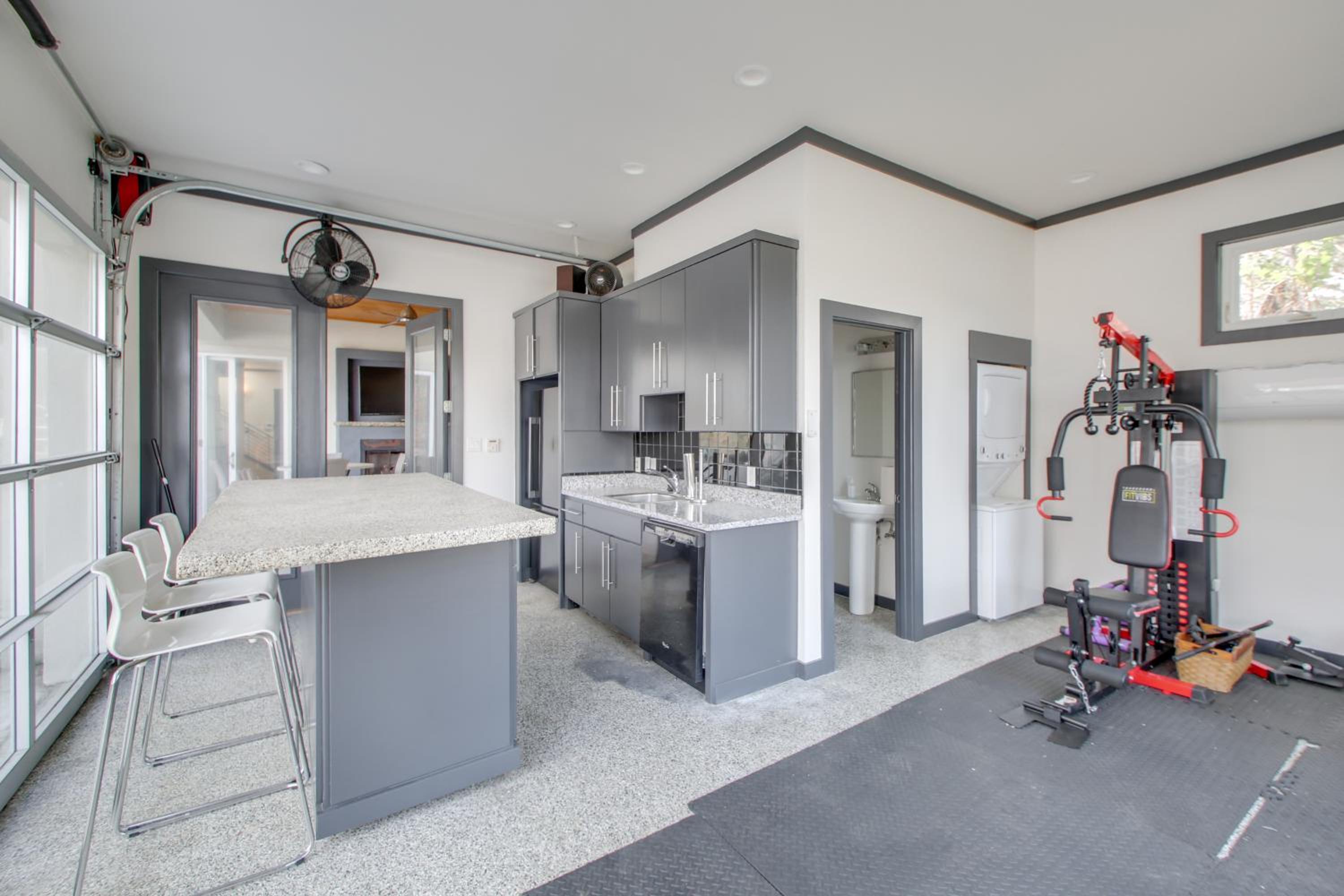 Private Pool and Slip Luxury Lake Hamilton Home!
