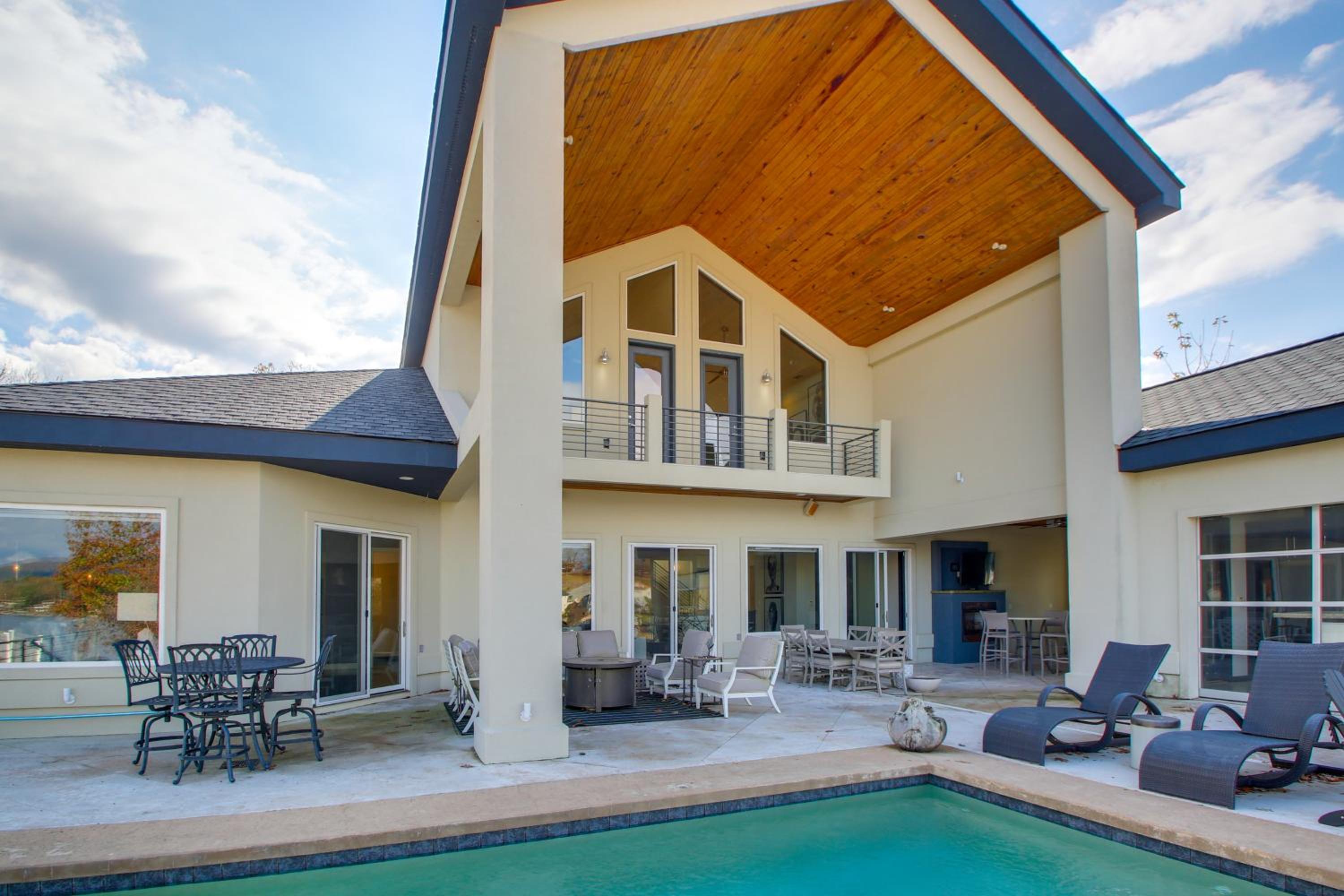 Private Pool and Slip Luxury Lake Hamilton Home!
