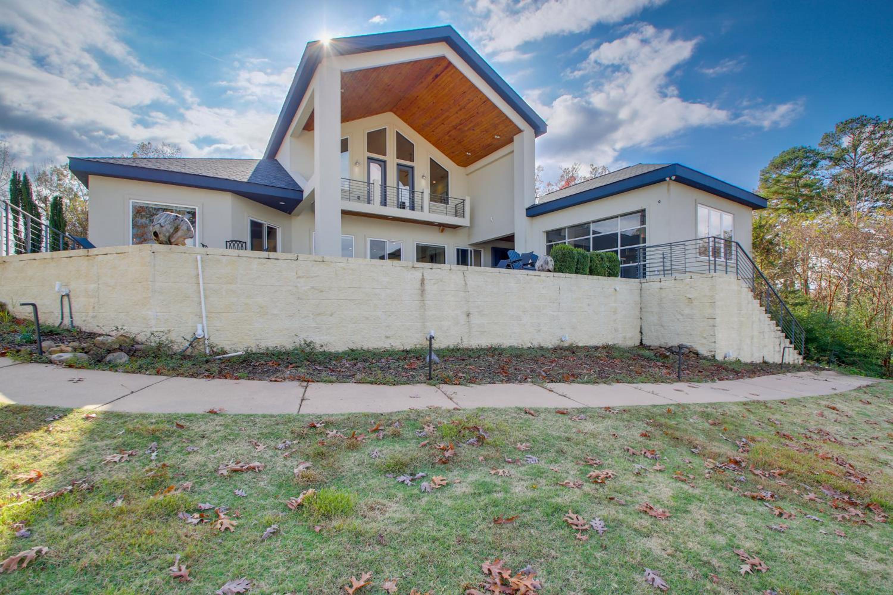 Private Pool and Slip Luxury Lake Hamilton Home!