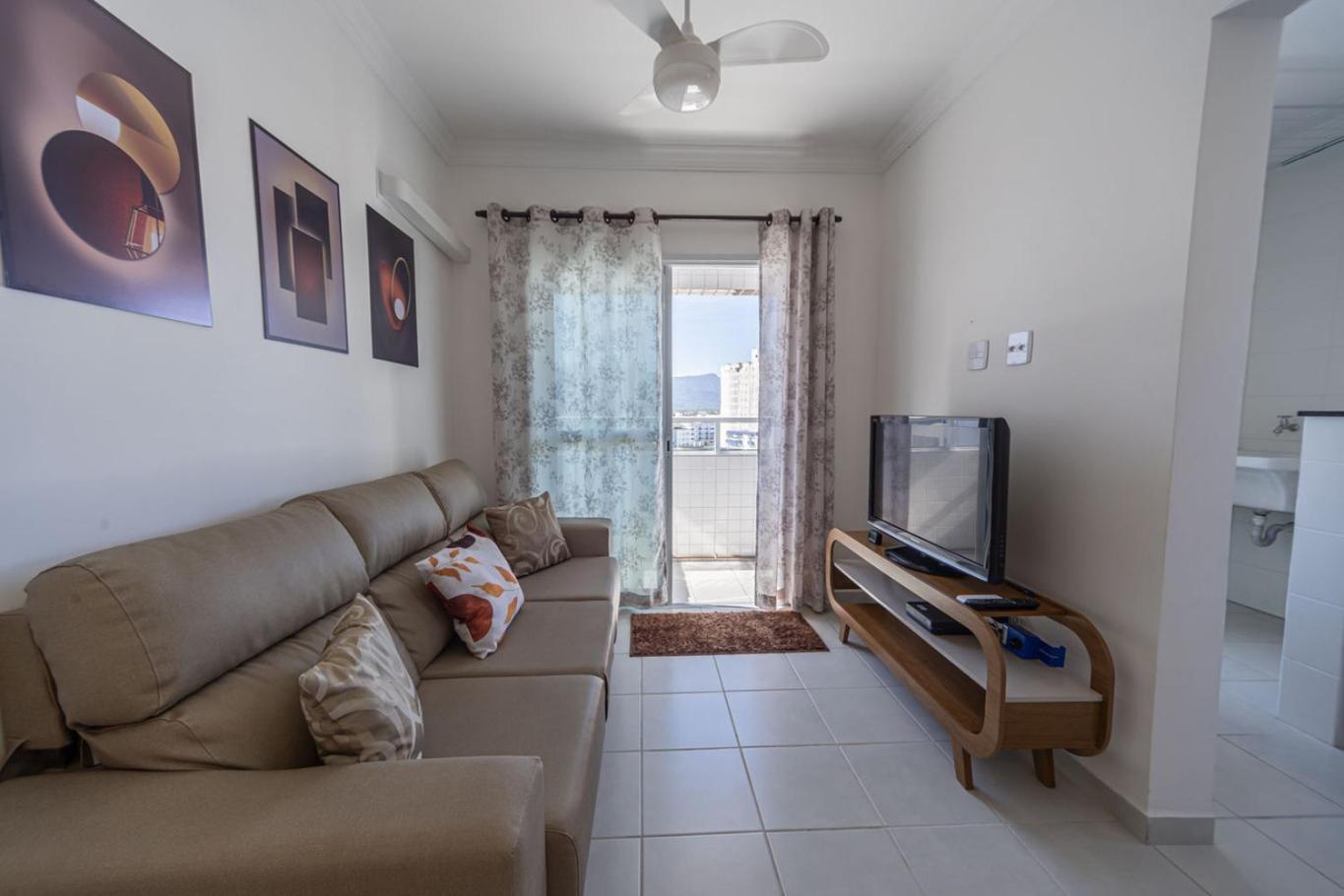 Apto com Ar e 2 Dorm na Vila Mirim perto da Praia