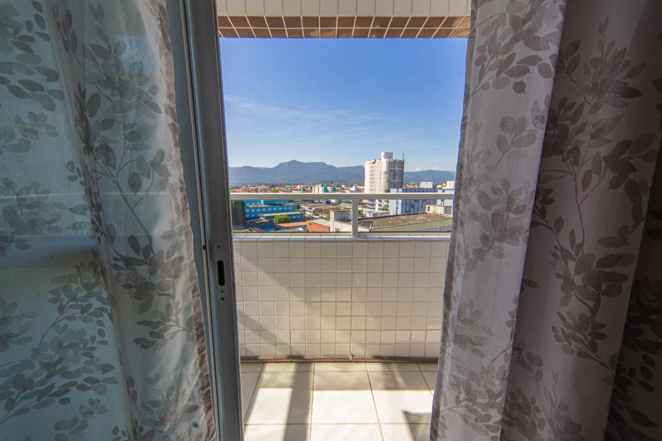 Apto com Ar e 2 Dorm na Vila Mirim perto da Praia