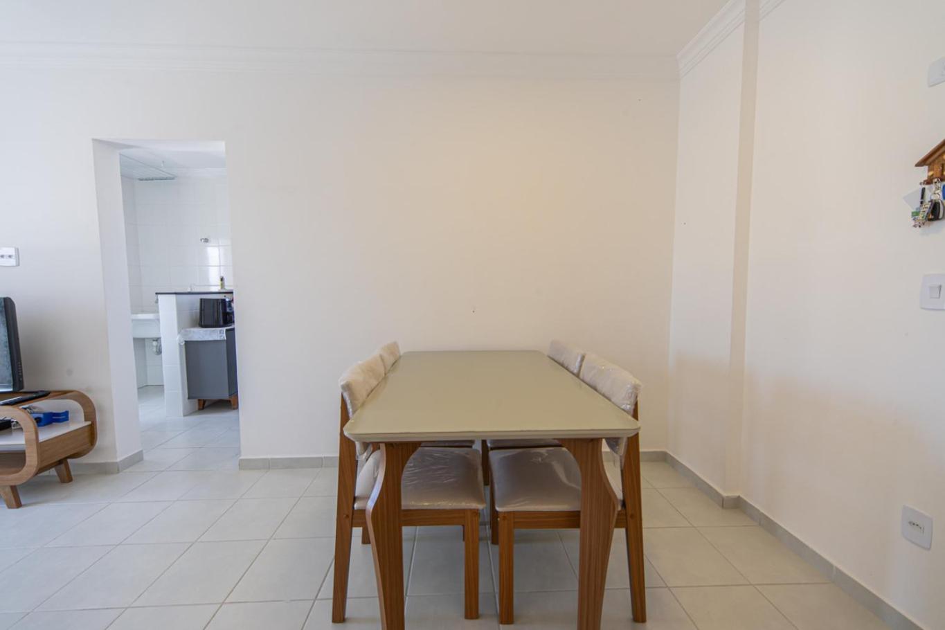 Apto com Ar e 2 Dorm na Vila Mirim perto da Praia