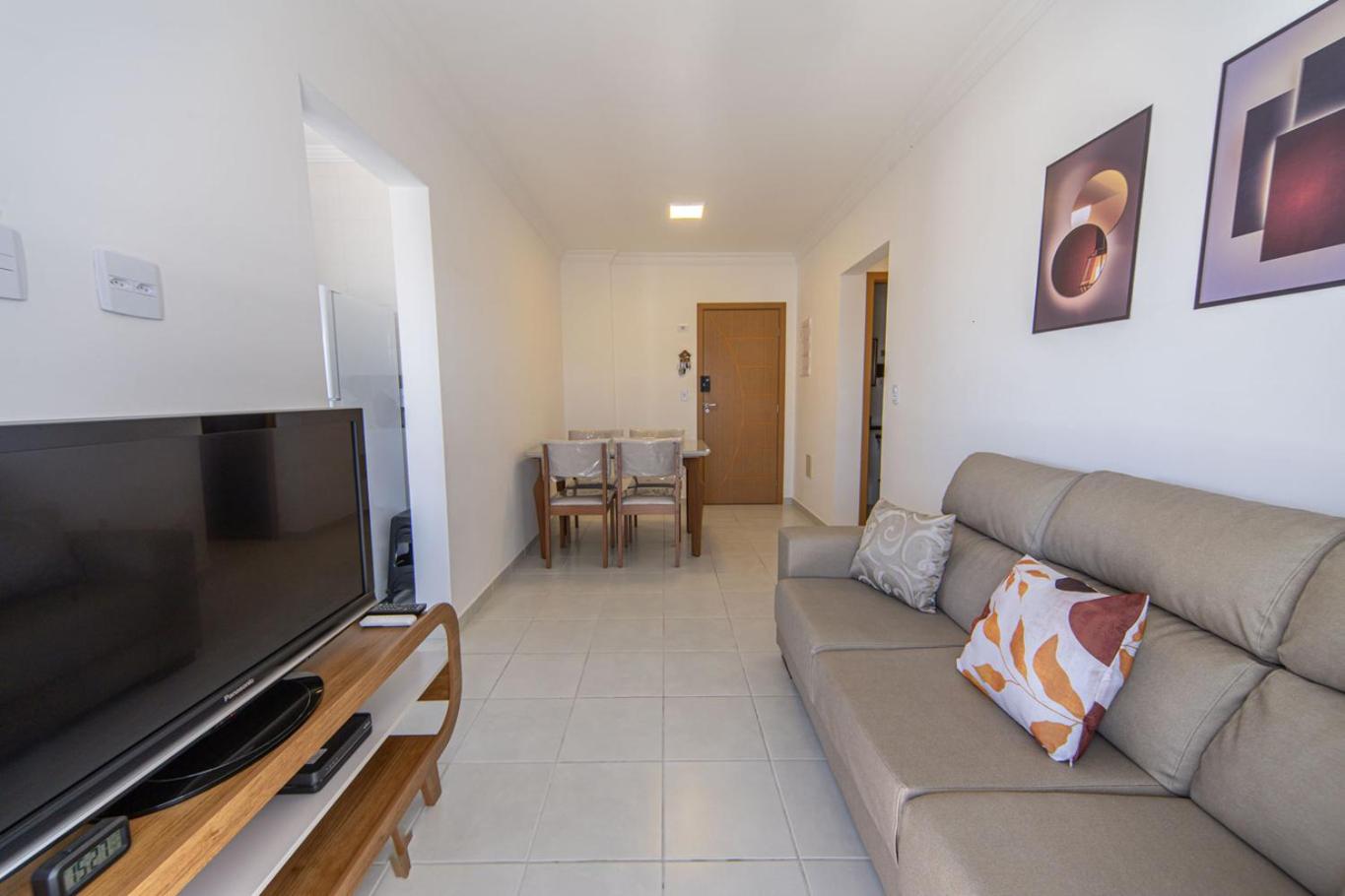 Apto com Ar e 2 Dorm na Vila Mirim perto da Praia