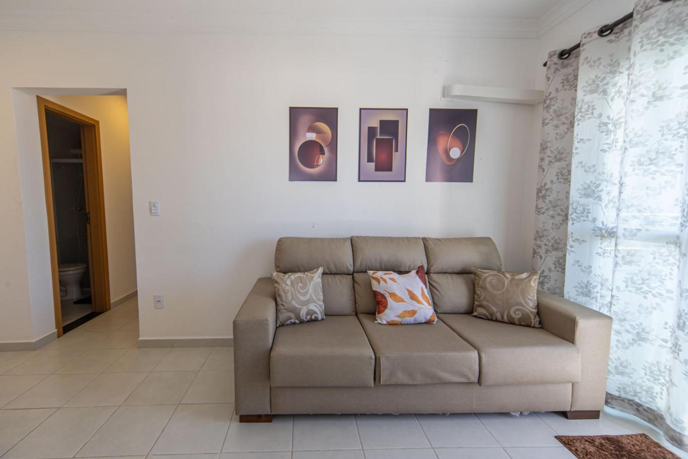 Apto com Ar e 2 Dorm na Vila Mirim perto da Praia
