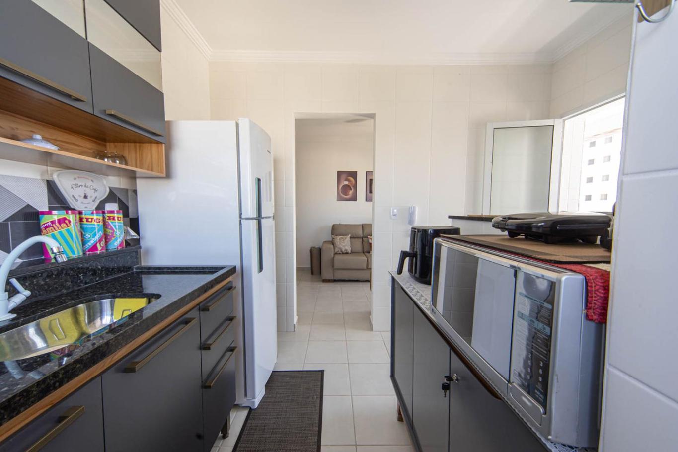 Apto com Ar e 2 Dorm na Vila Mirim perto da Praia