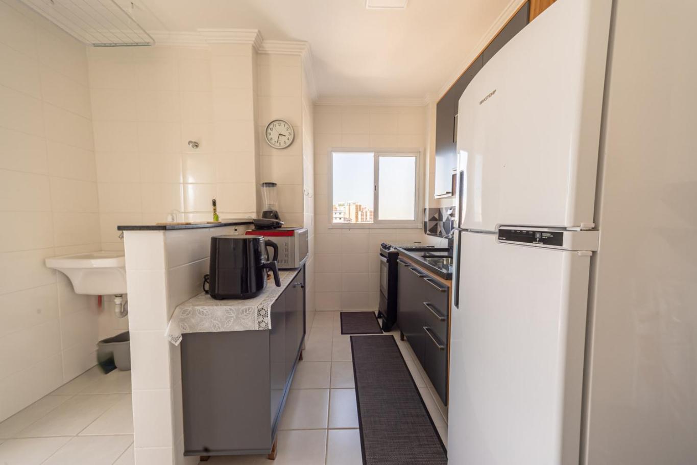 Apto com Ar e 2 Dorm na Vila Mirim perto da Praia