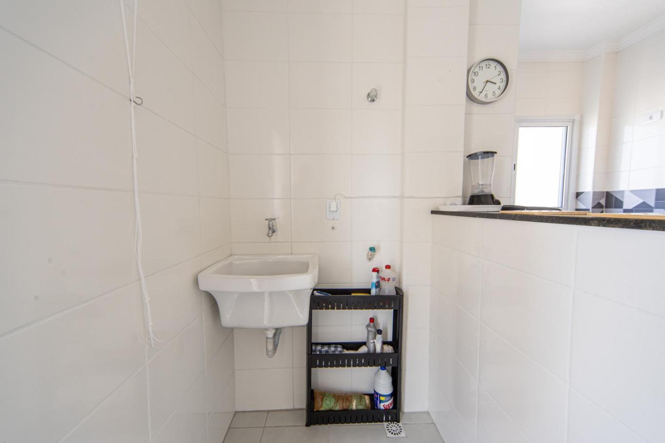 Apto com Ar e 2 Dorm na Vila Mirim perto da Praia