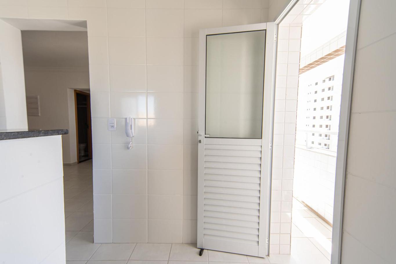 Apto com Ar e 2 Dorm na Vila Mirim perto da Praia