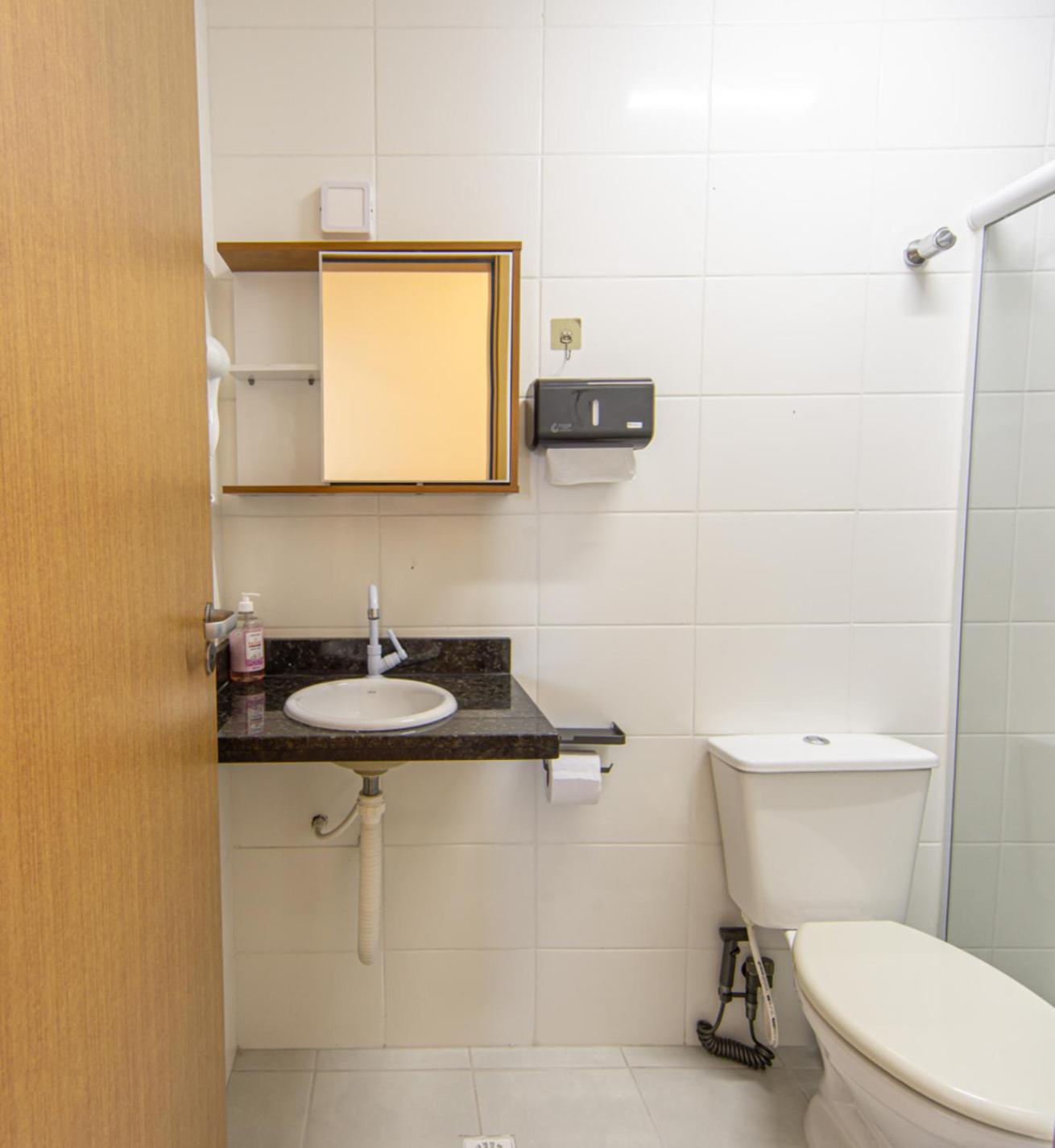 Apto com Ar e 2 Dorm na Vila Mirim perto da Praia