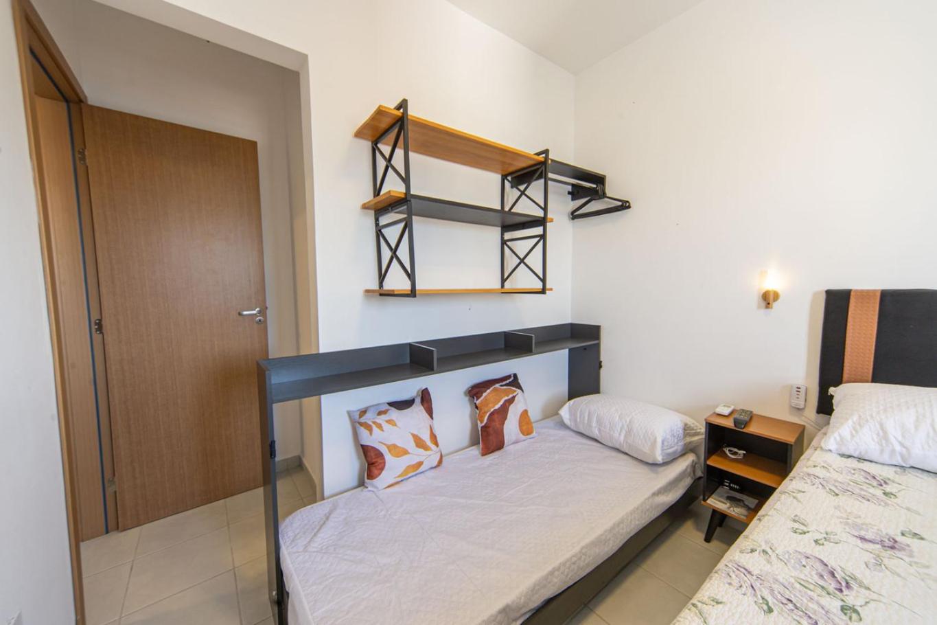 Apto com Ar e 2 Dorm na Vila Mirim perto da Praia