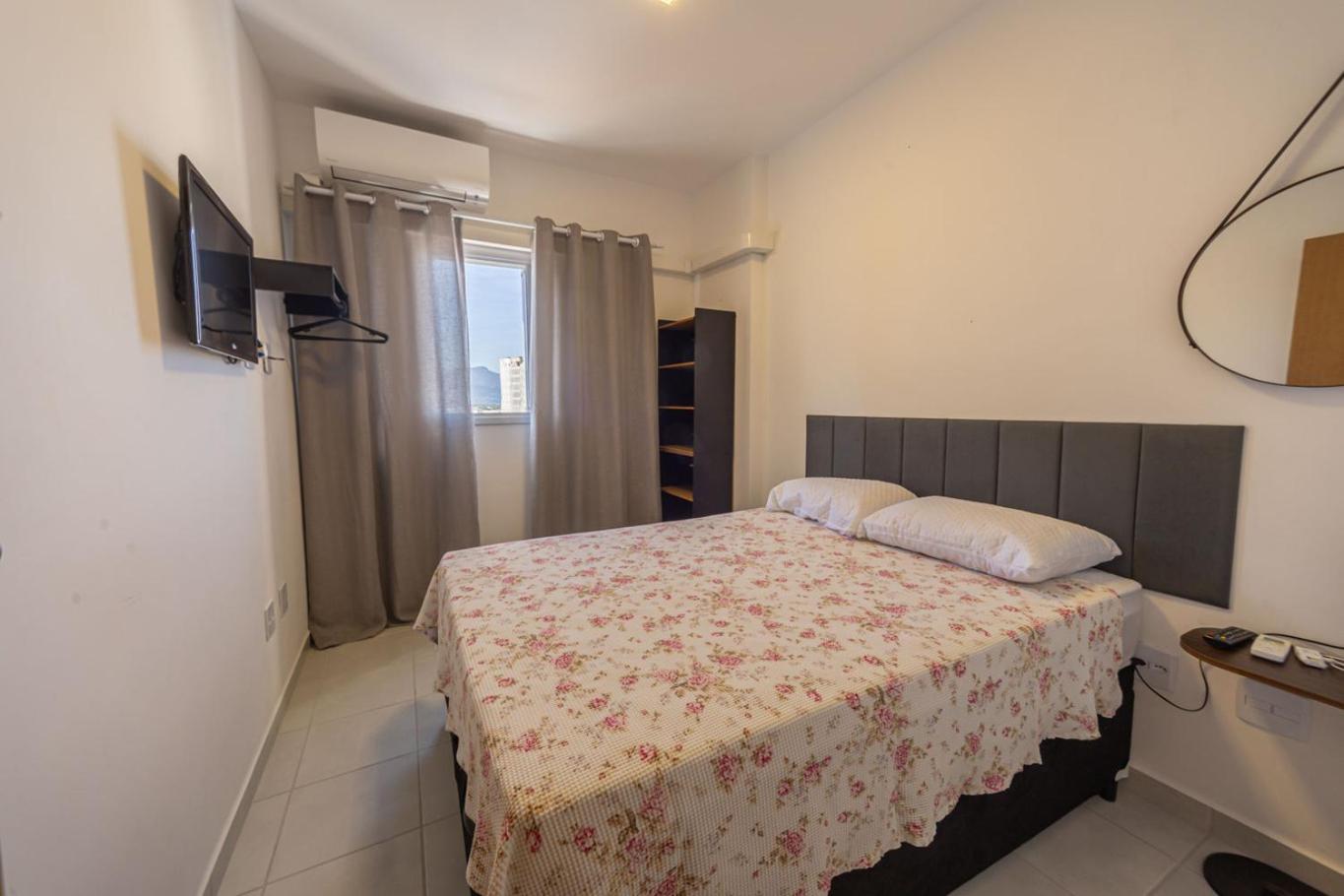 Apto com Ar e 2 Dorm na Vila Mirim perto da Praia