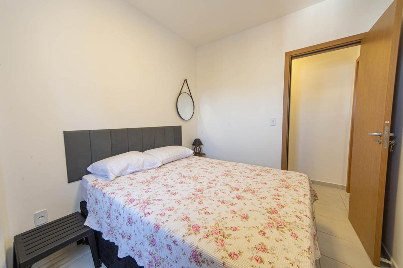 Apto com Ar e 2 Dorm na Vila Mirim perto da Praia