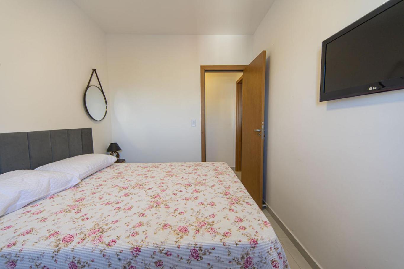 Apto com Ar e 2 Dorm na Vila Mirim perto da Praia