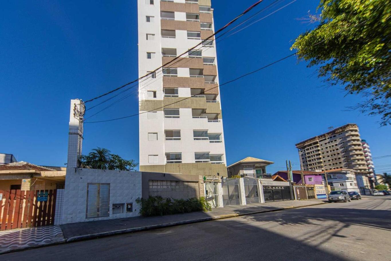 Apto com Ar e 2 Dorm na Vila Mirim perto da Praia