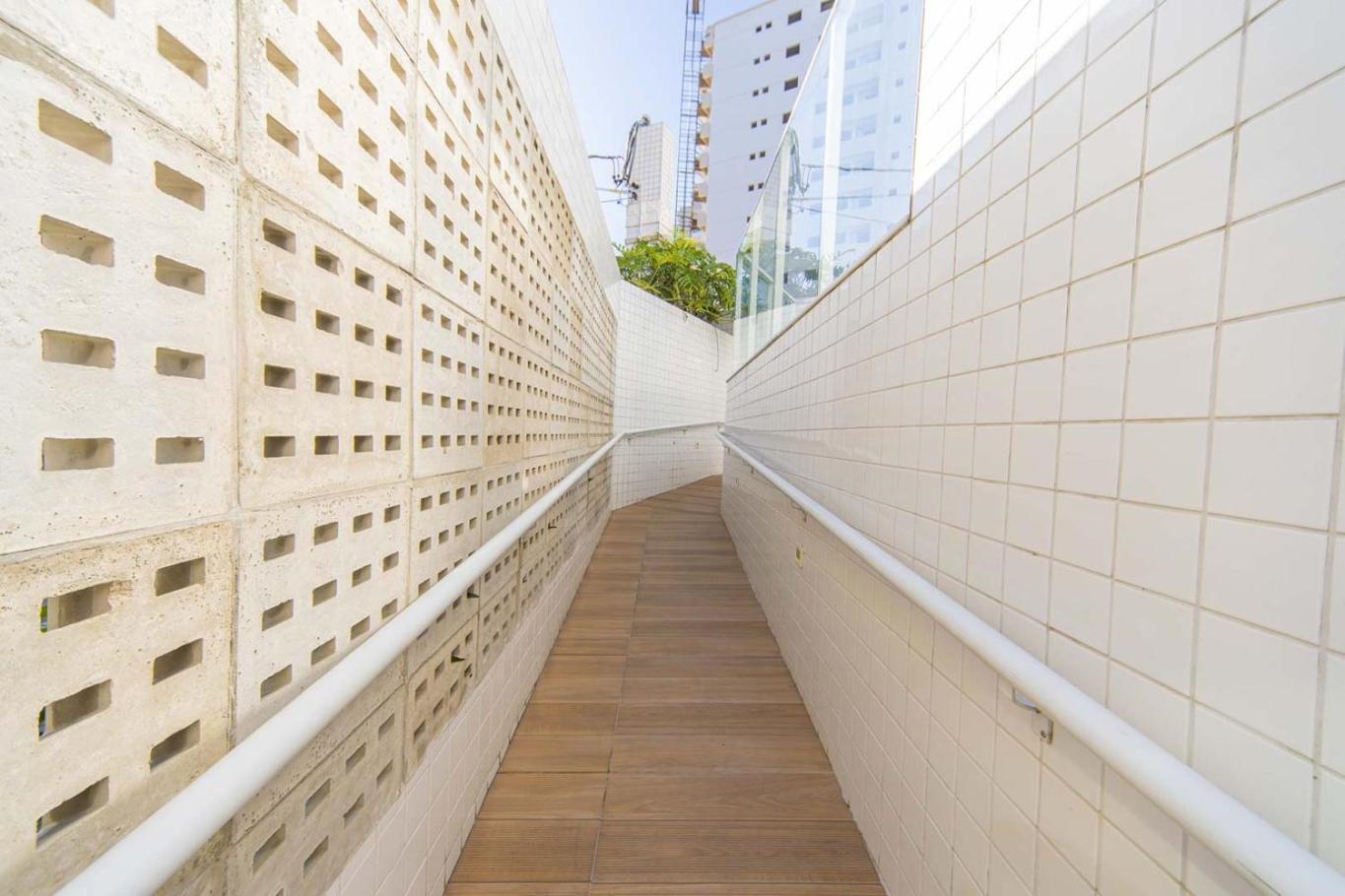 Apto com Ar e 2 Dorm na Vila Mirim perto da Praia