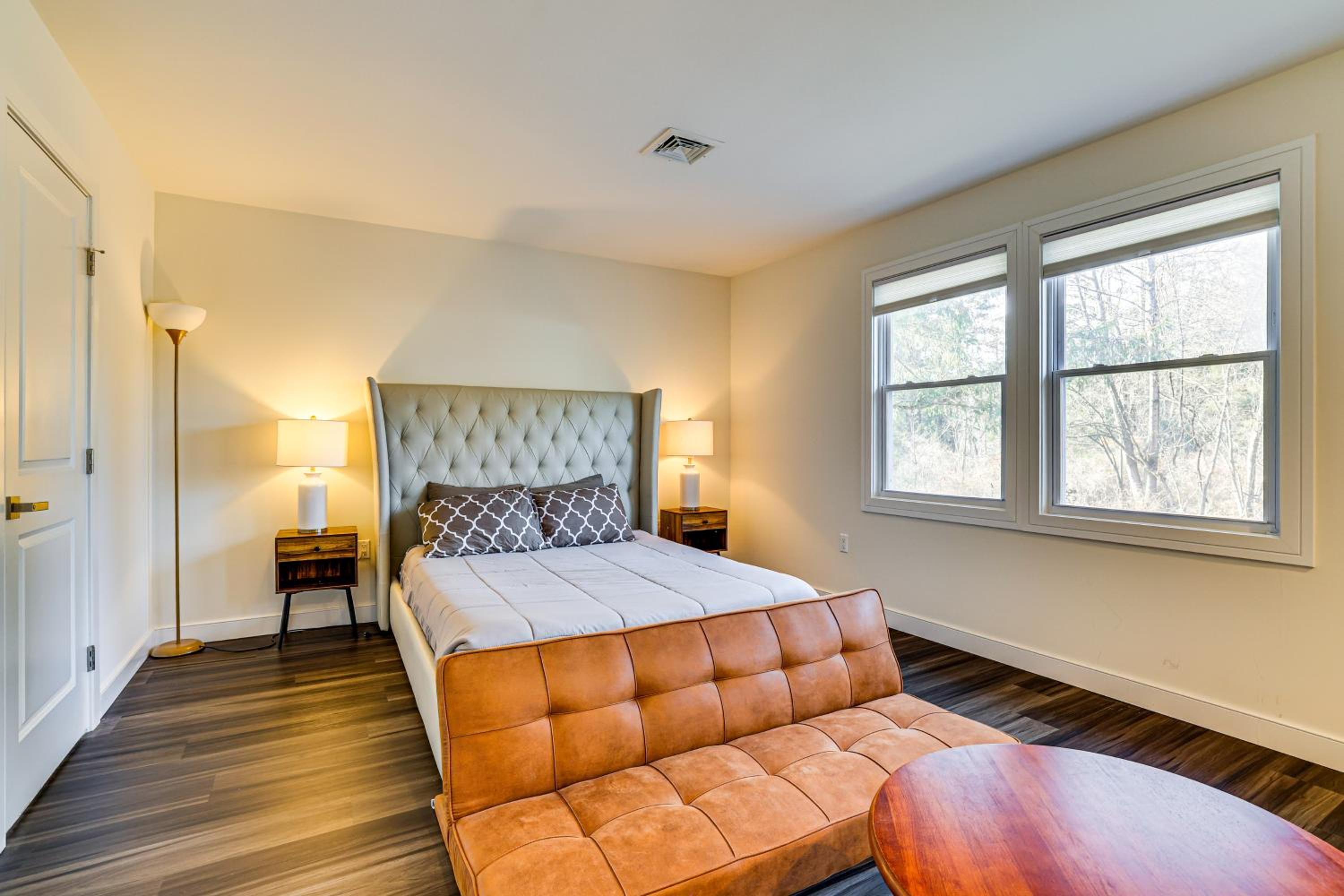 Pet-Friendly Group Getaway 12 Mi to Camelback Mtn!