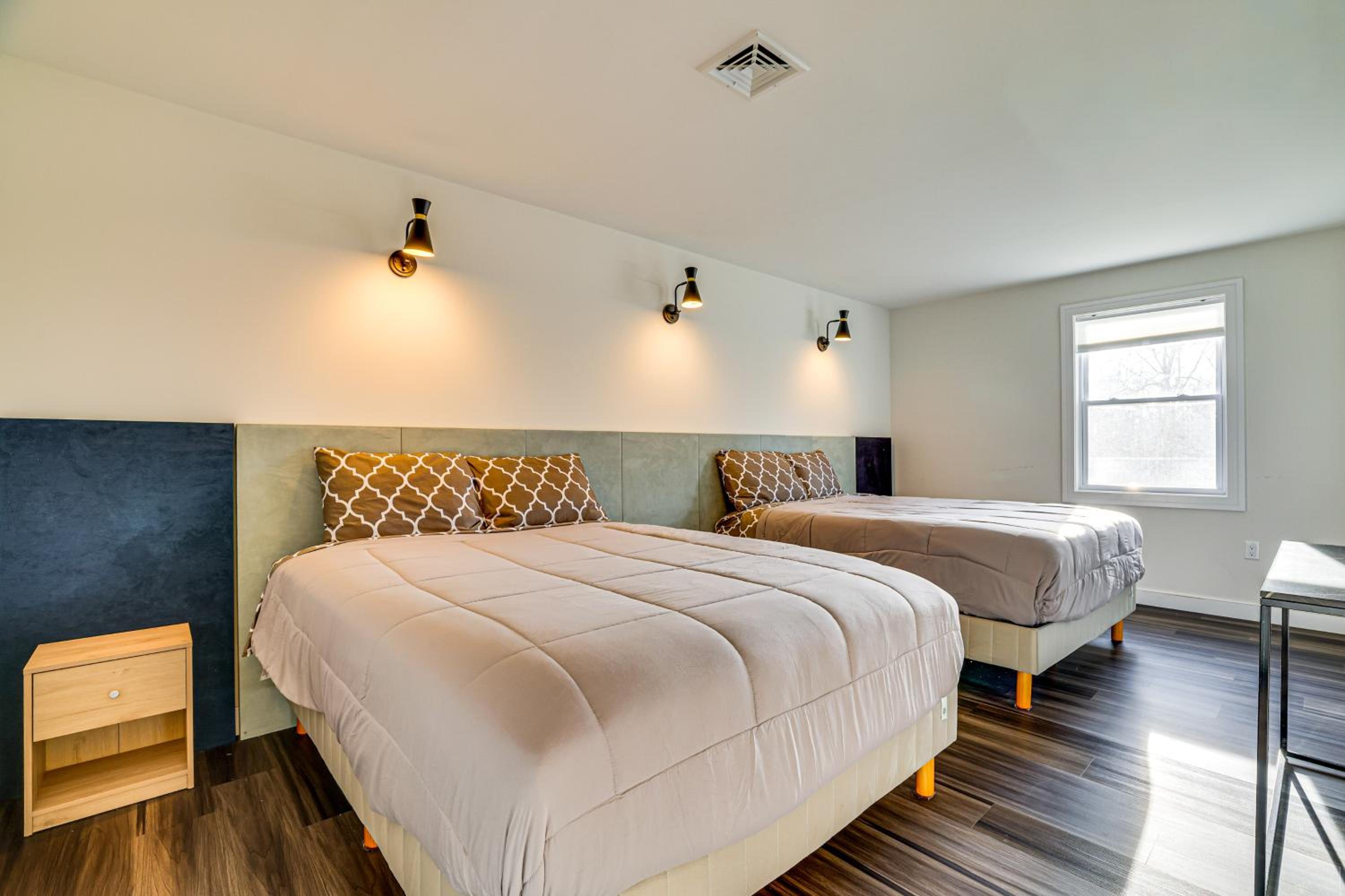 Pet-Friendly Group Getaway 12 Mi to Camelback Mtn!