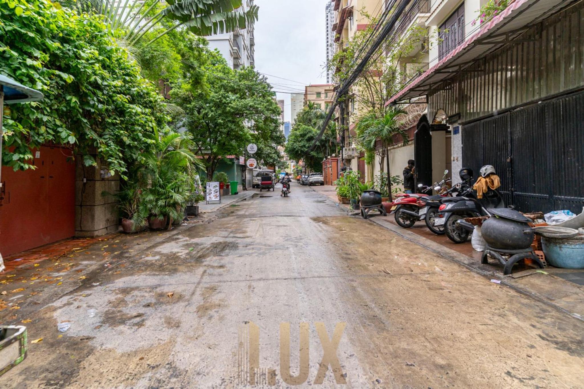 Cozy 1990s Khmer Style Flat in Heart of Tonle Bassac