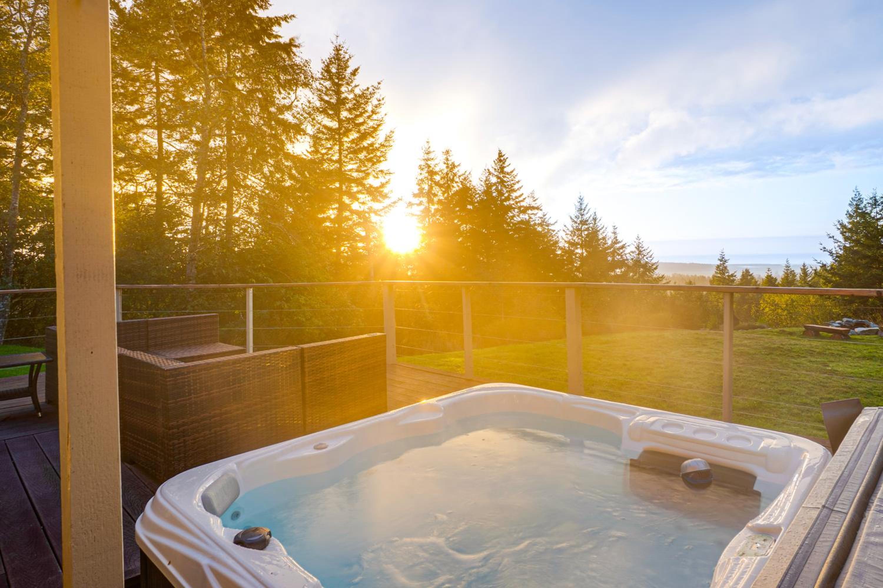 Pacific View Home Hot Tub and OceanandValley Views!