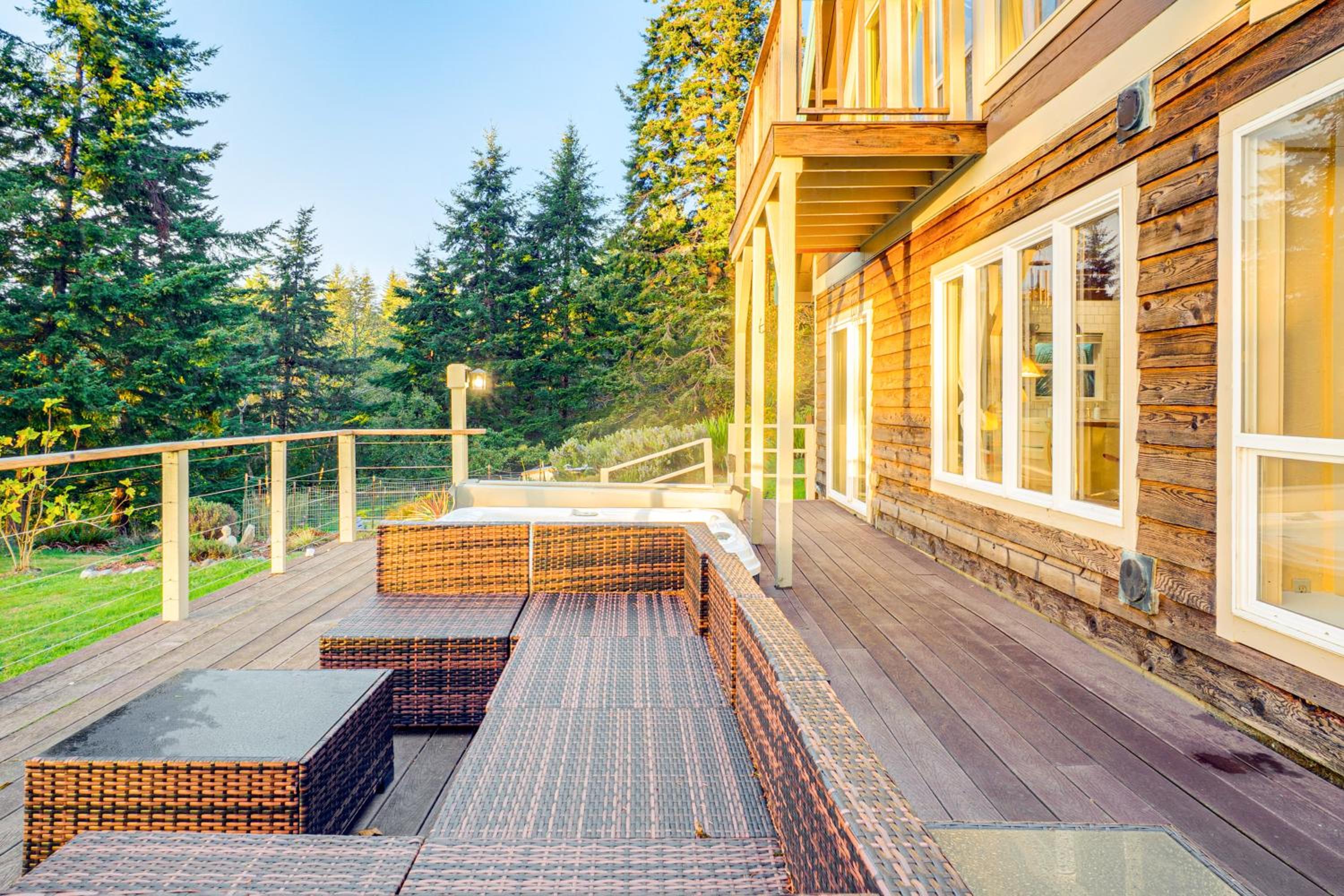 Pacific View Home Hot Tub and OceanandValley Views!