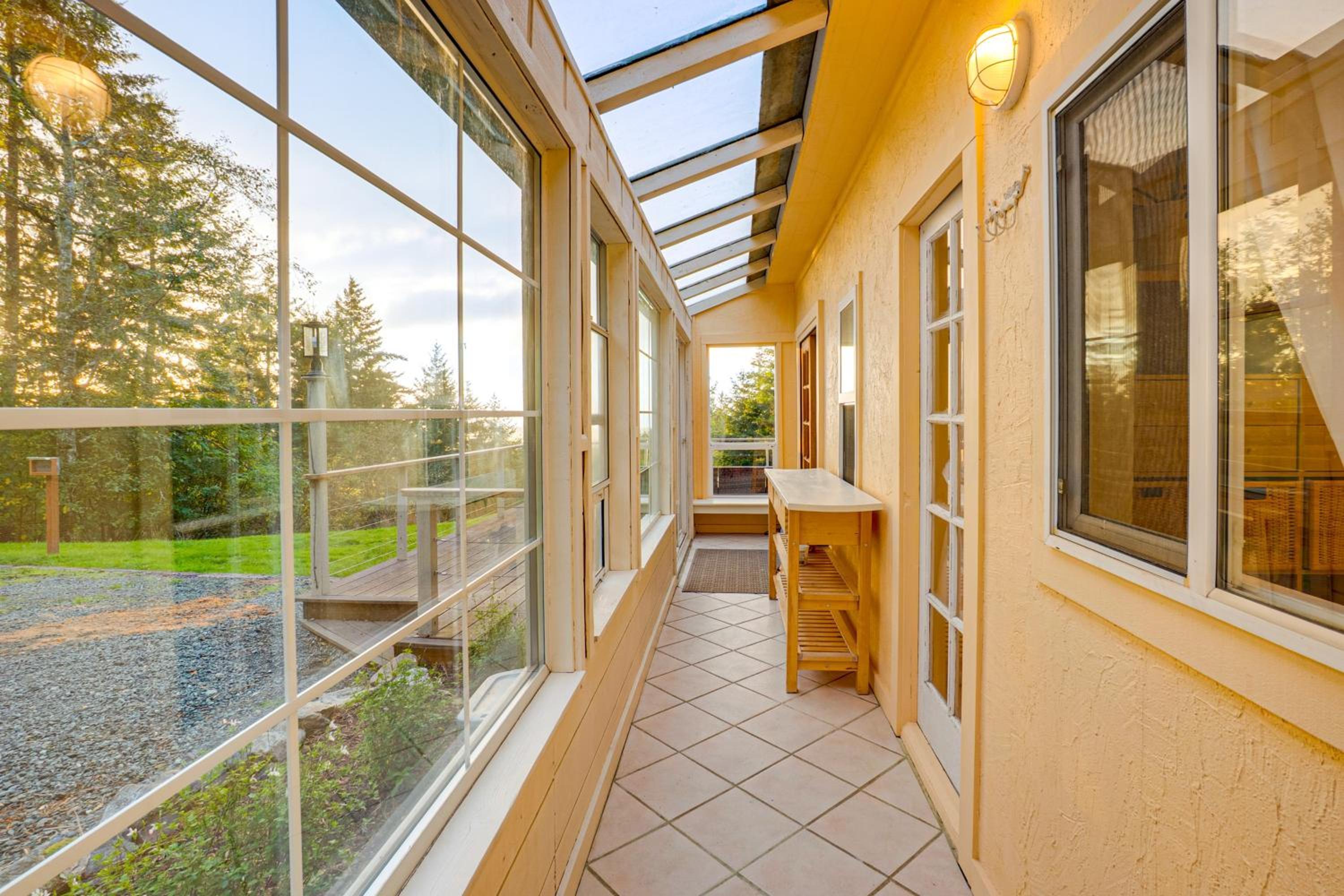 Pacific View Home Hot Tub and OceanandValley Views!