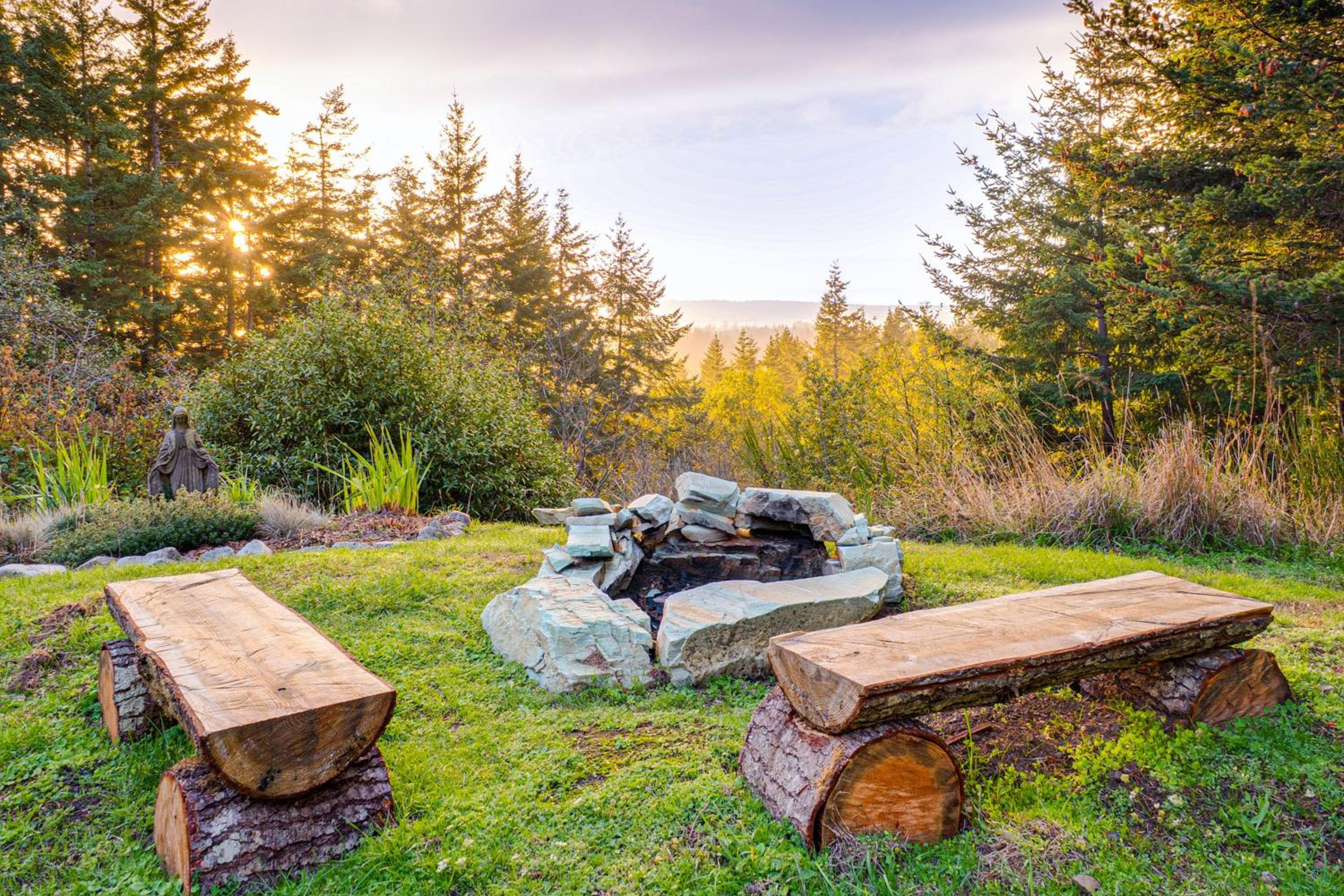 Pacific View Home Hot Tub and OceanandValley Views!