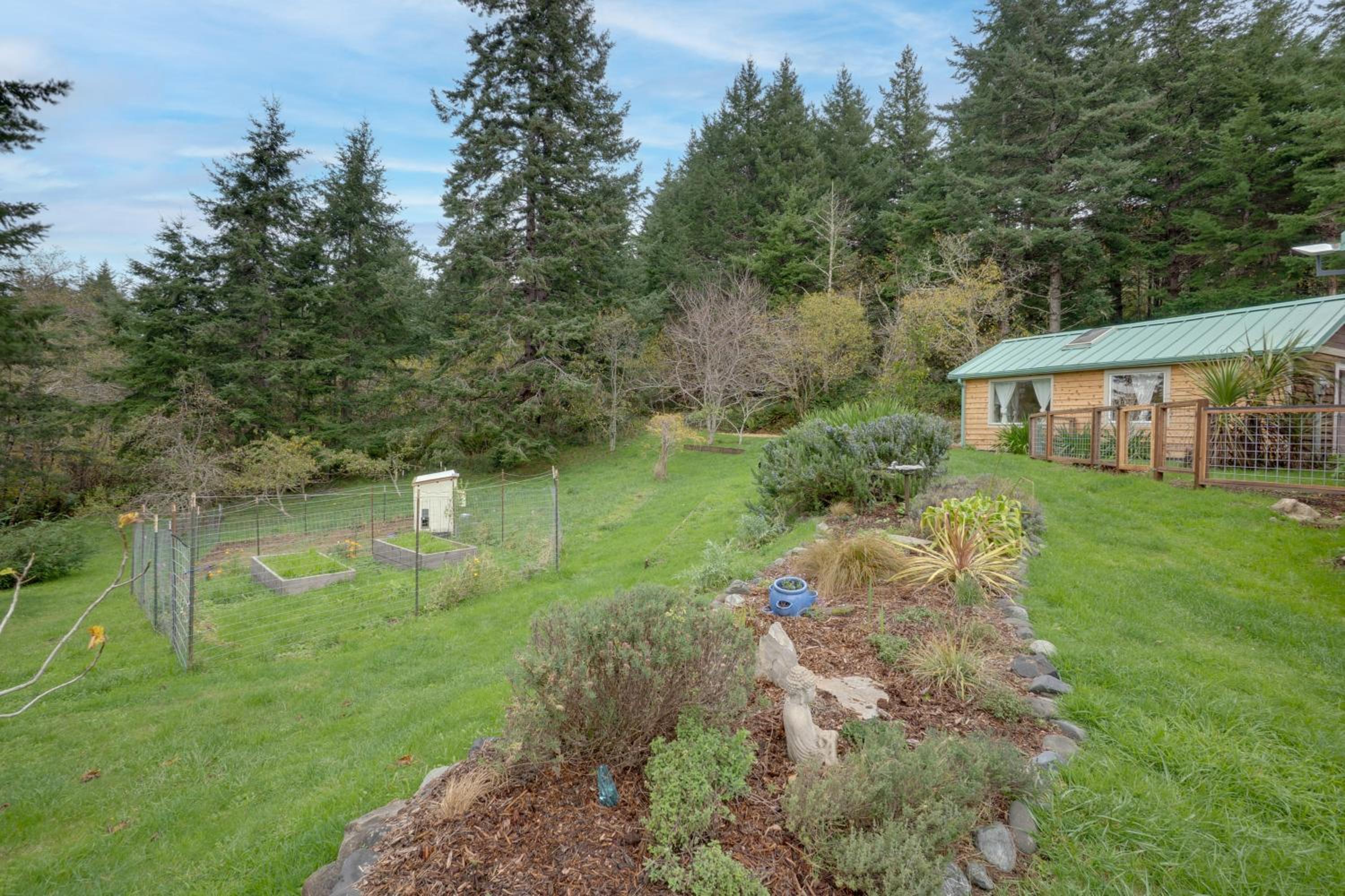 Pacific View Home Hot Tub and OceanandValley Views!
