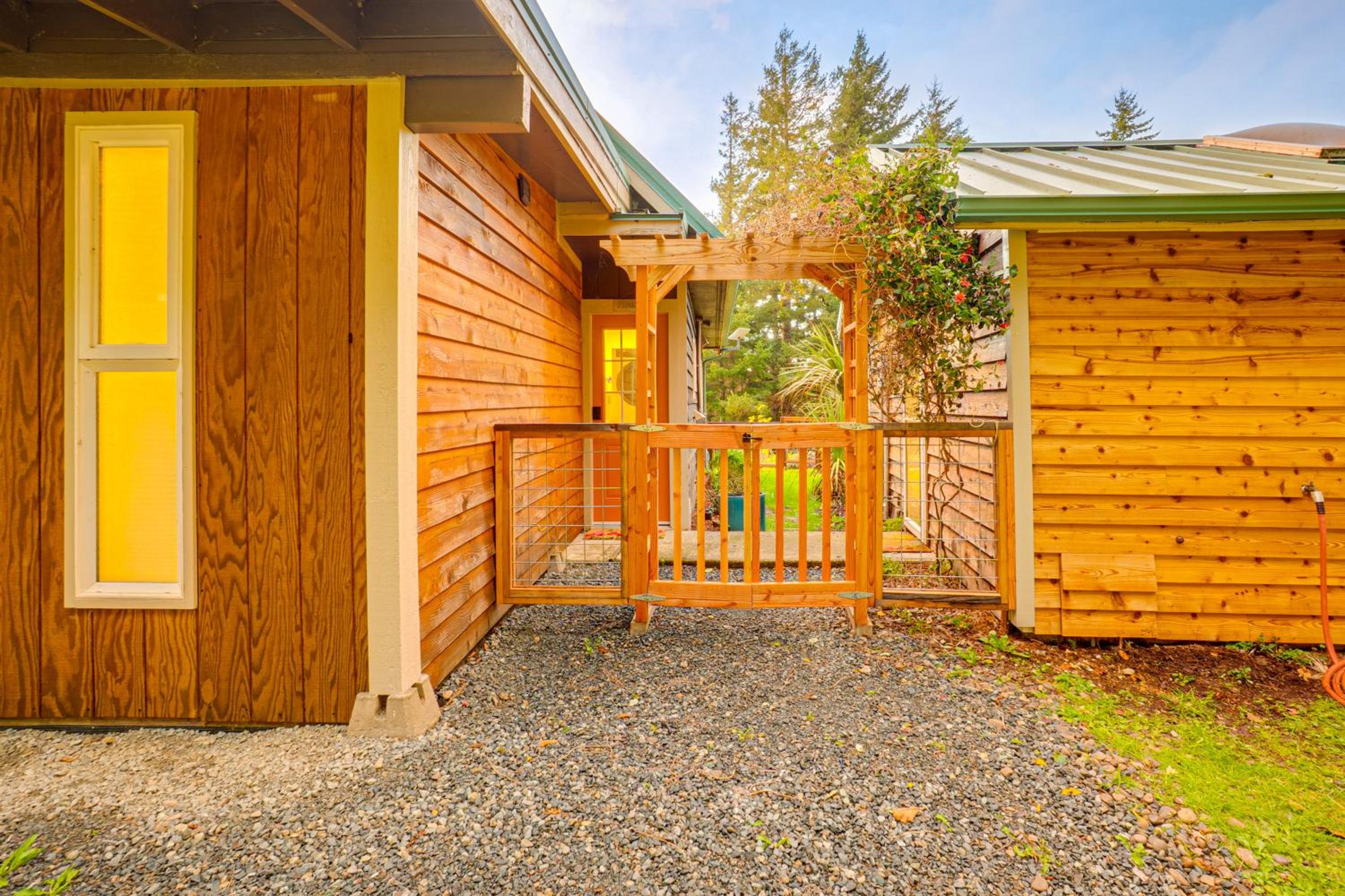 Pacific View Home Hot Tub and OceanandValley Views!