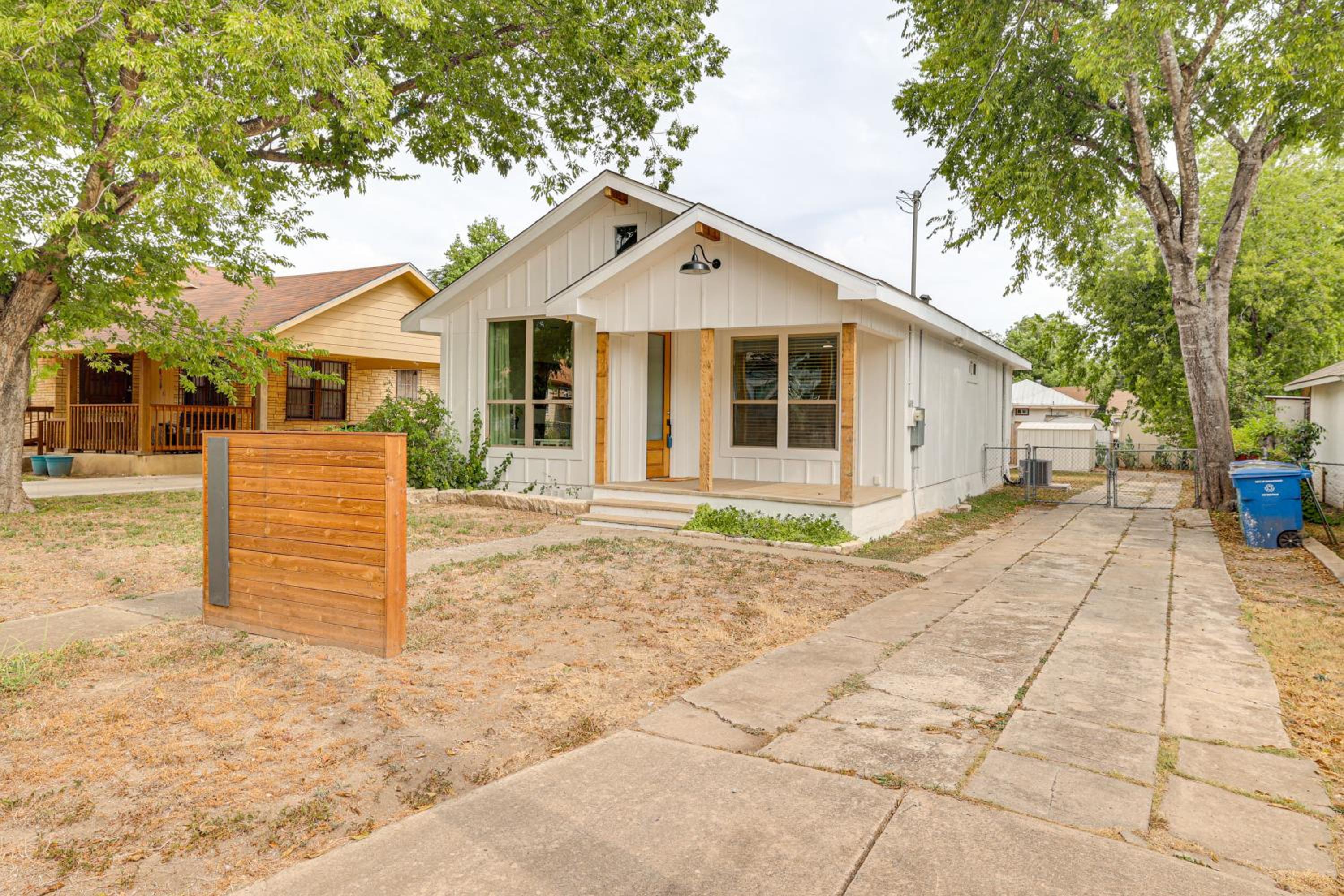 Home Near San Antonio Rodeo! Livestock Trailers OK
