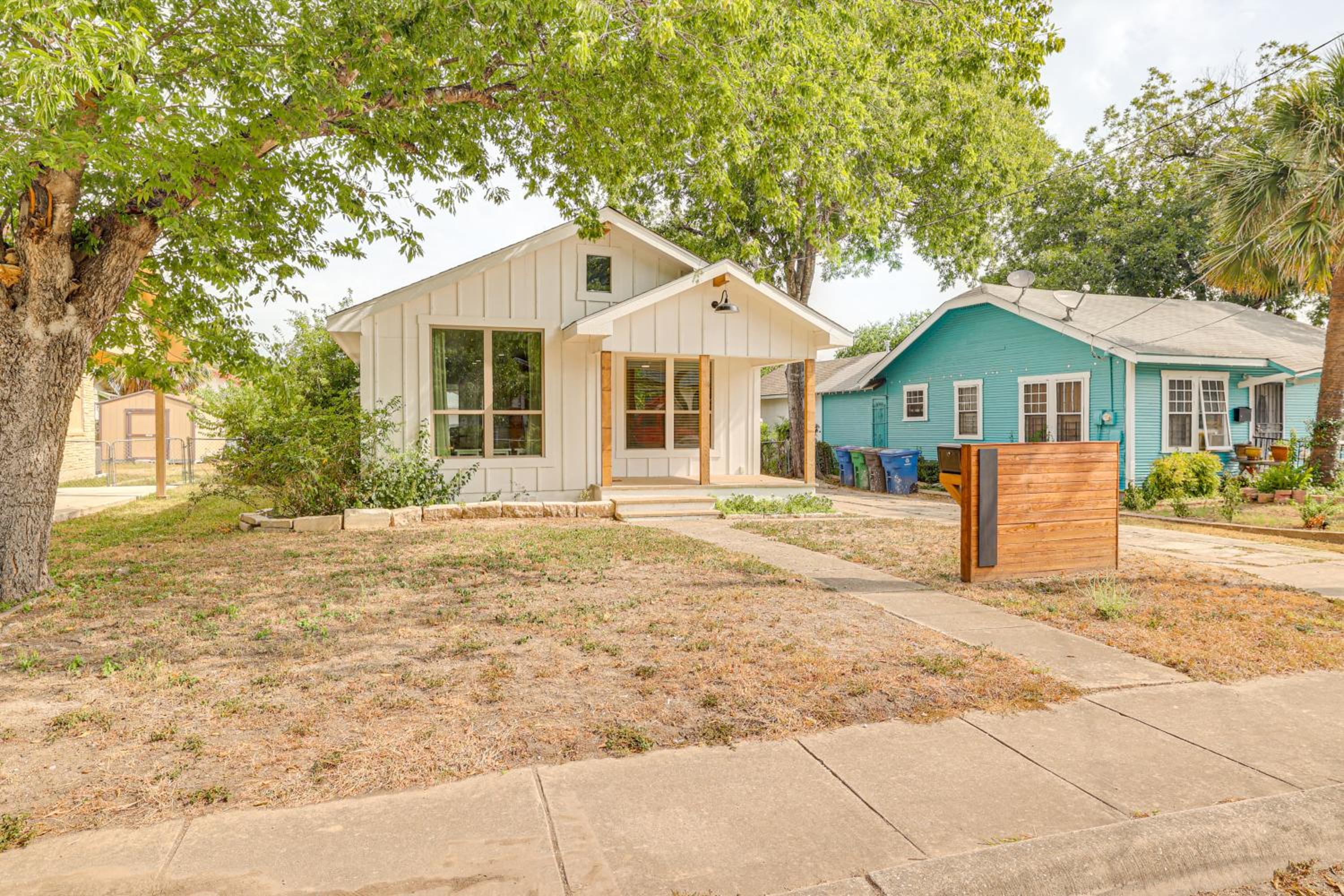 Home Near San Antonio Rodeo! Livestock Trailers OK