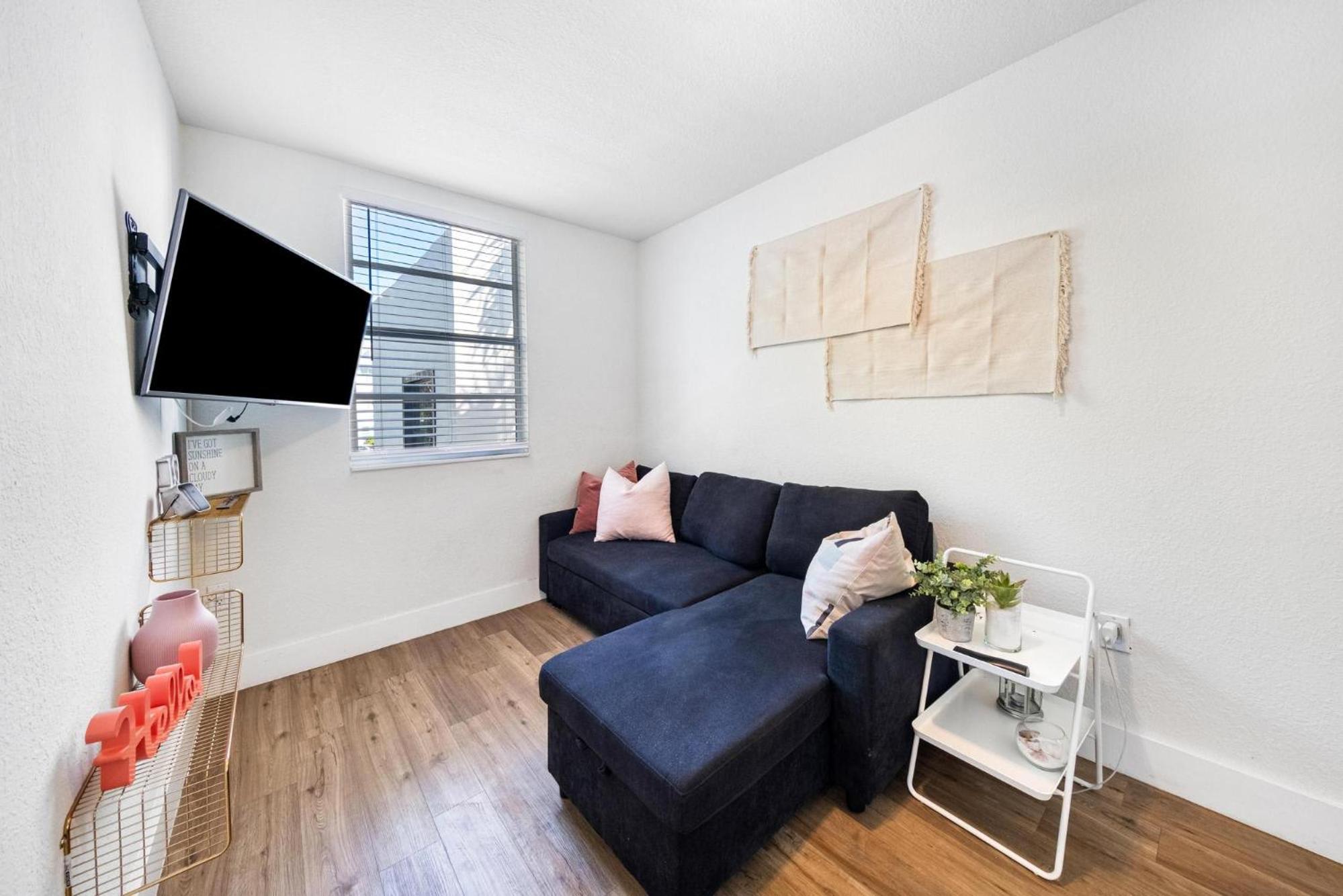 Art Deco Gem by the Beach King Bed & Parking