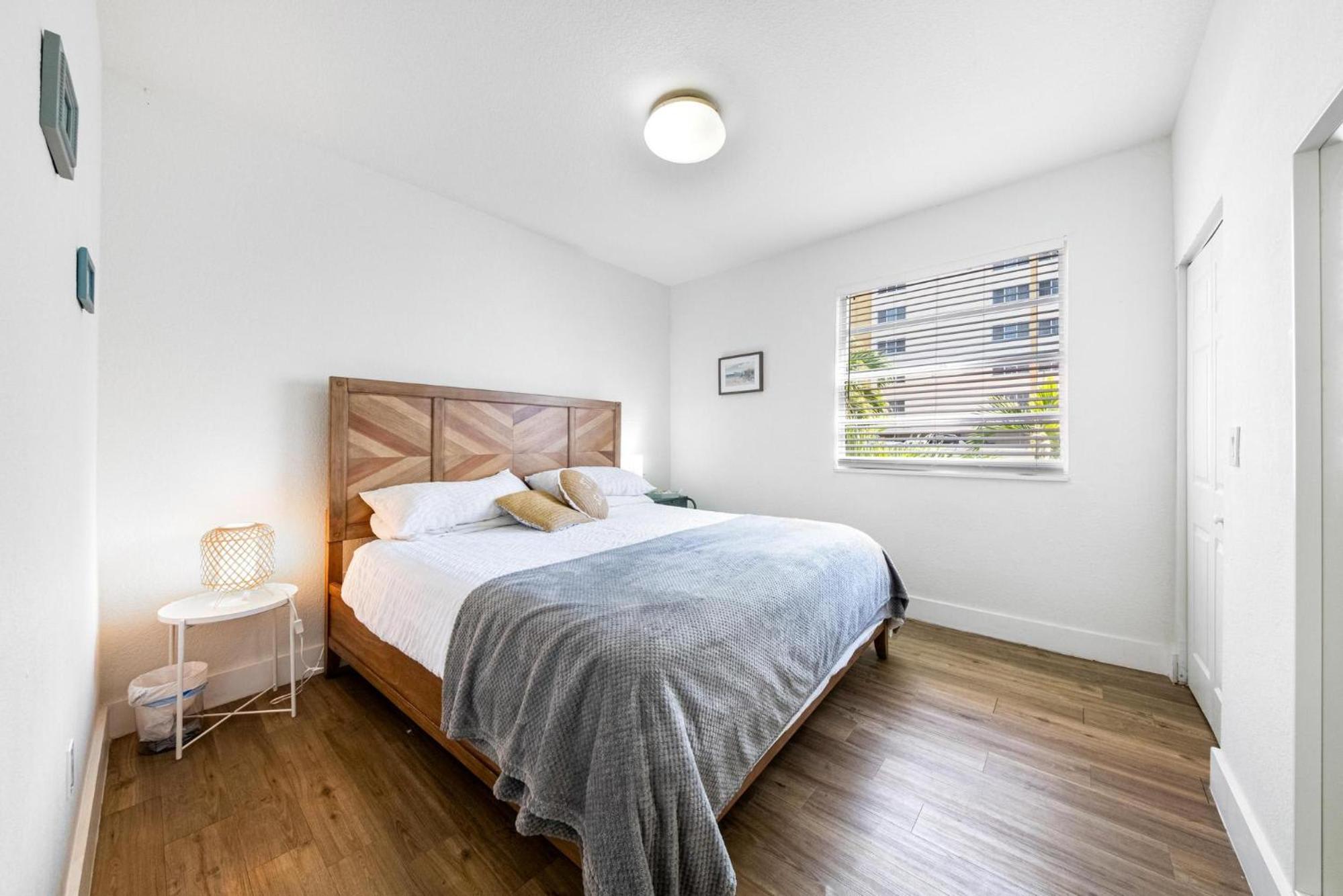 Art Deco Gem by the Beach King Bed & Parking