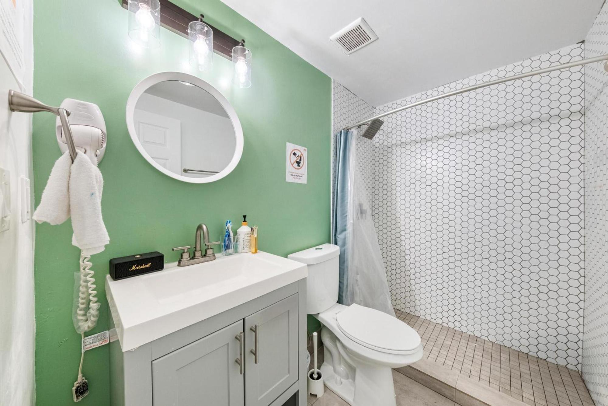Art Deco Gem by the Beach King Bed & Parking