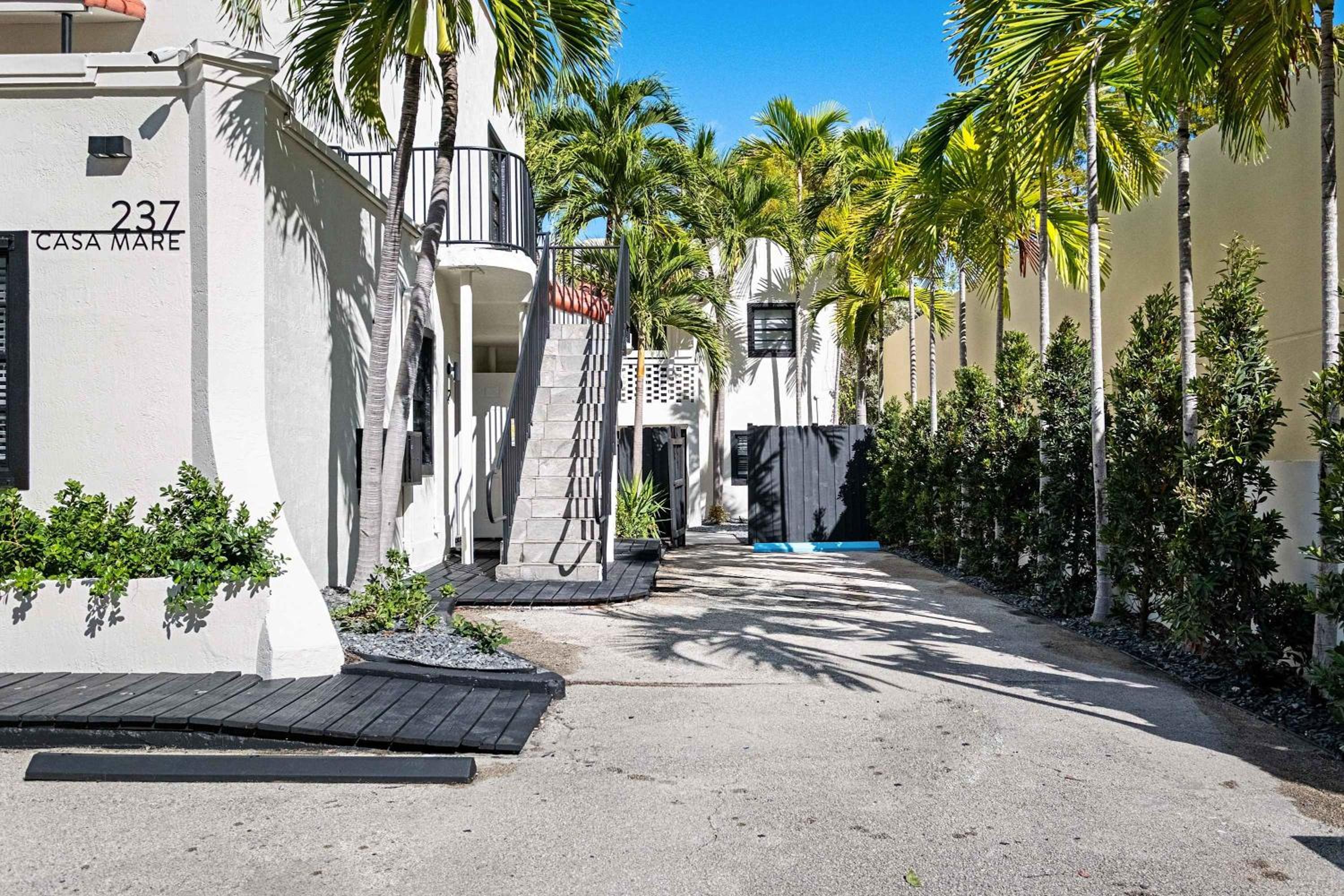 Art Deco Gem Steps to Beach