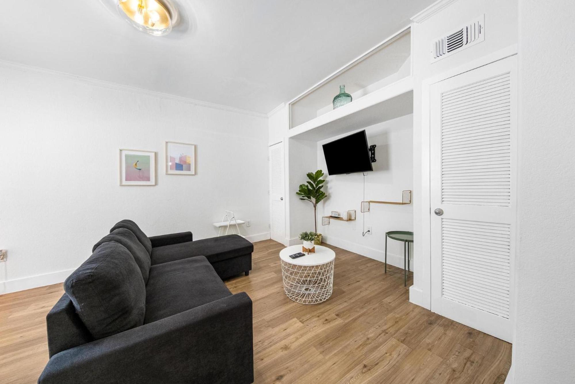Steps from Ocean Art Deco 1BR & Free Parking